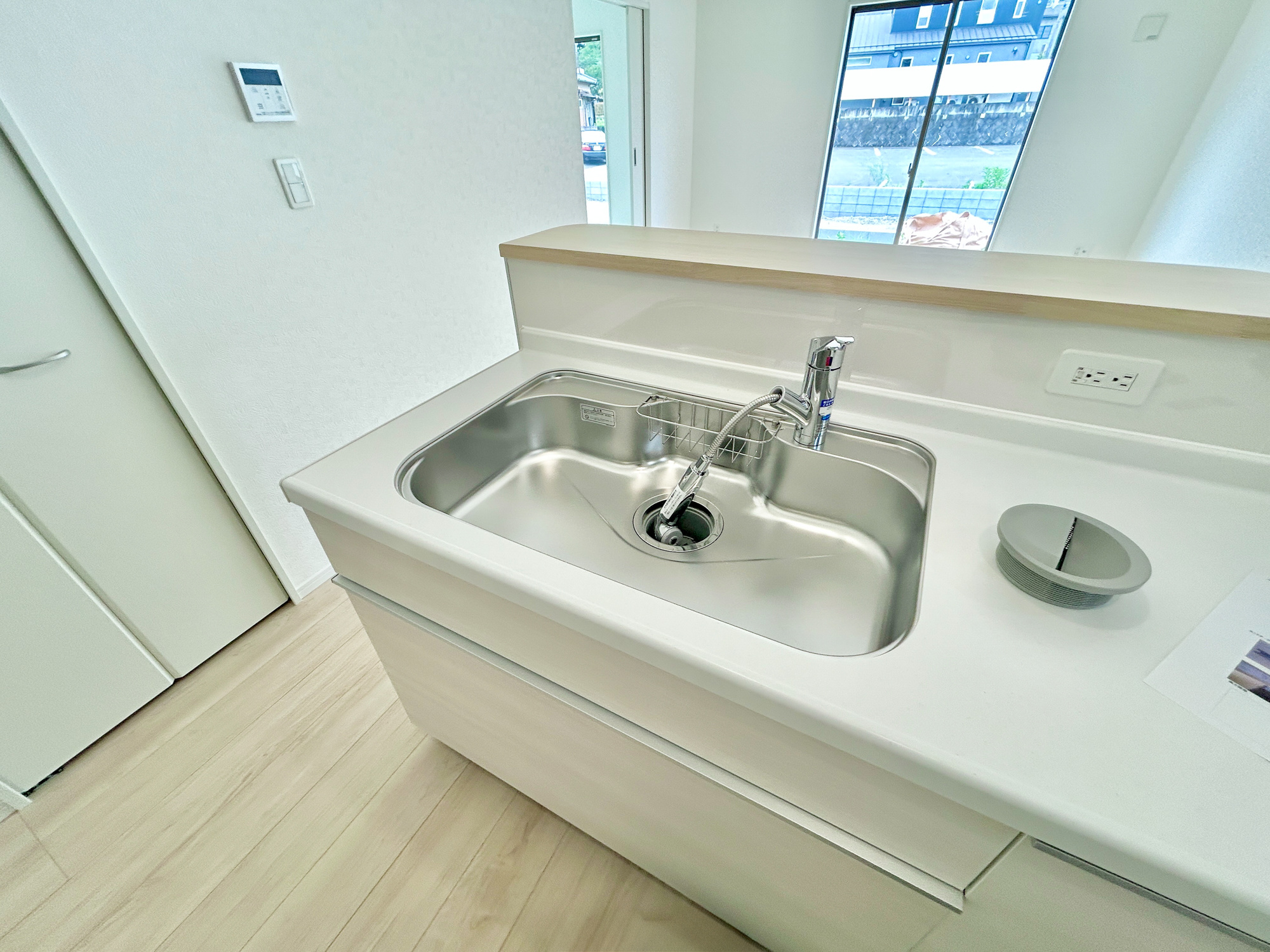 高崎市吉井町下長根第3　新築住宅全4棟の設備|浄水機能付シャワー水栓は、浄水器ごと蛇口が引き出せるから、ポットやお鍋などに浄水を注ぐときやシンクを洗う時に便利です♪