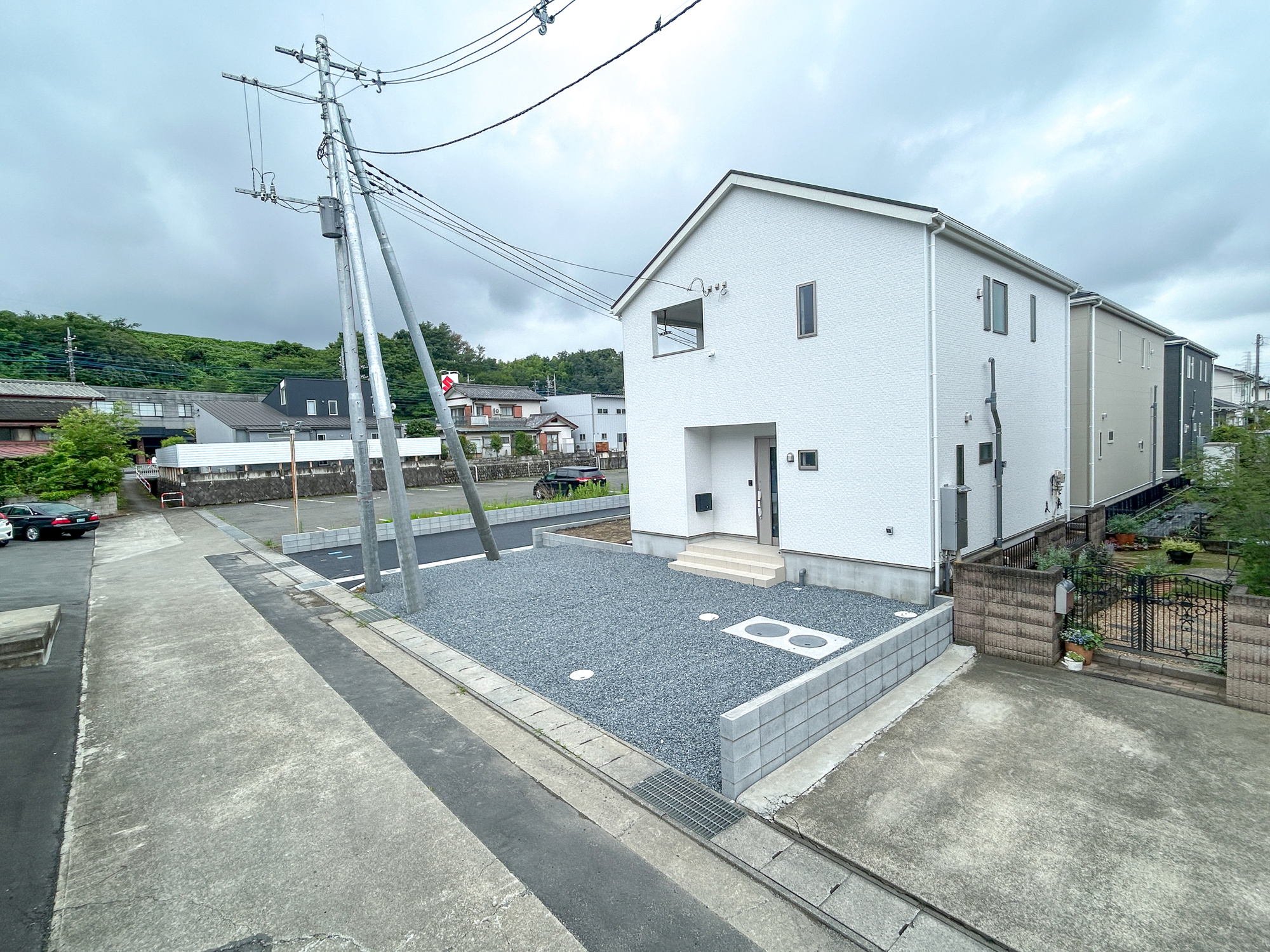 高崎市吉井町下長根第3　新築住宅全4棟の前面道路含む現地写真|低層の一戸建てを中心とした街並みが整然と続き、周辺は高い建物が建っていないので、採光や開放性に恵まれ、空が広く緑の多い閑静な趣を感じる環境です。

