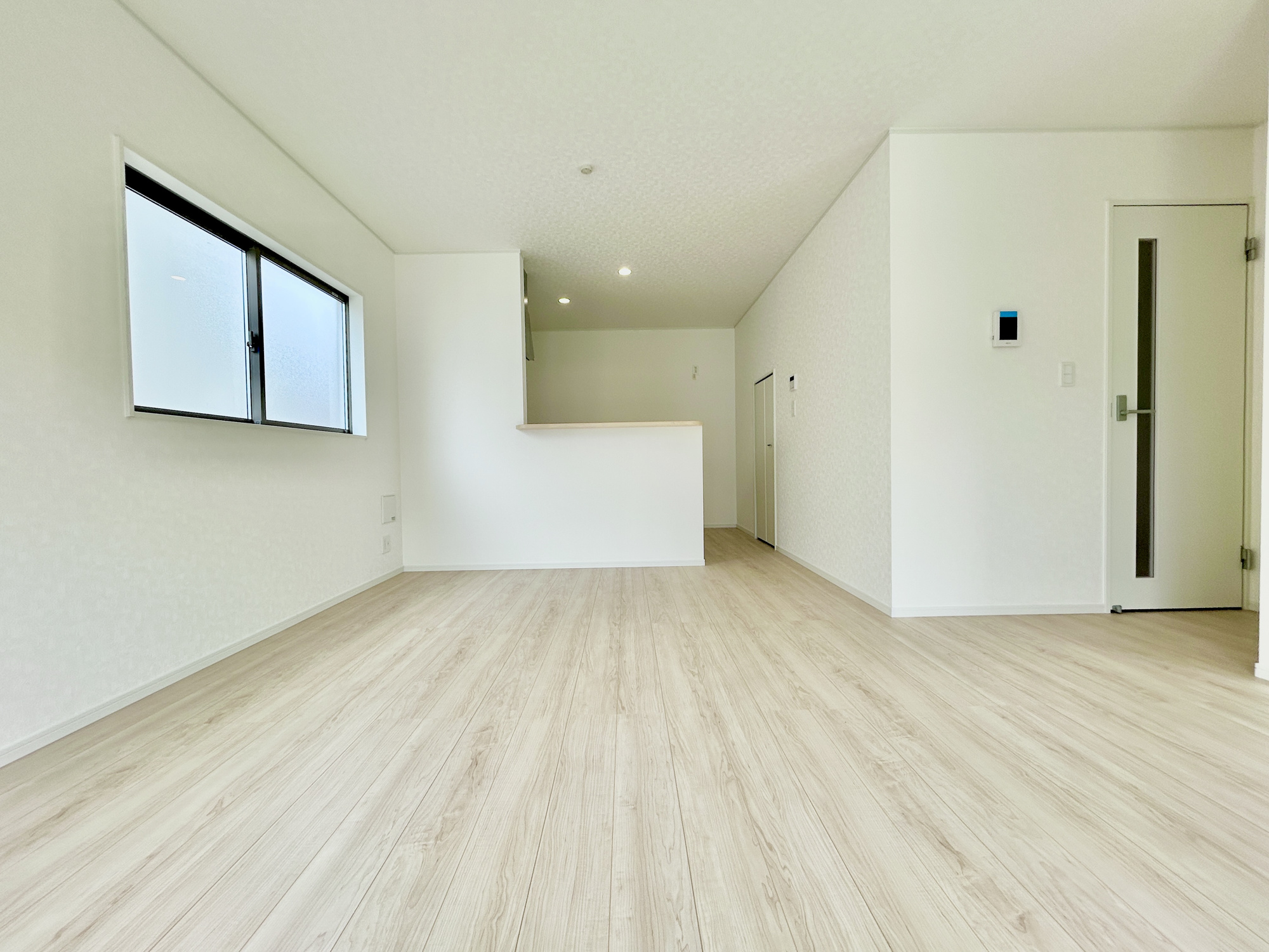 高崎市吉井町下長根第3　新築住宅全4棟の居間・リビング|南向きに大きく開いた窓からは、明るい陽射しが射し込みます。
爽やかな風が吹き抜ける心地良いリビングには、自然と家族が集まります。
