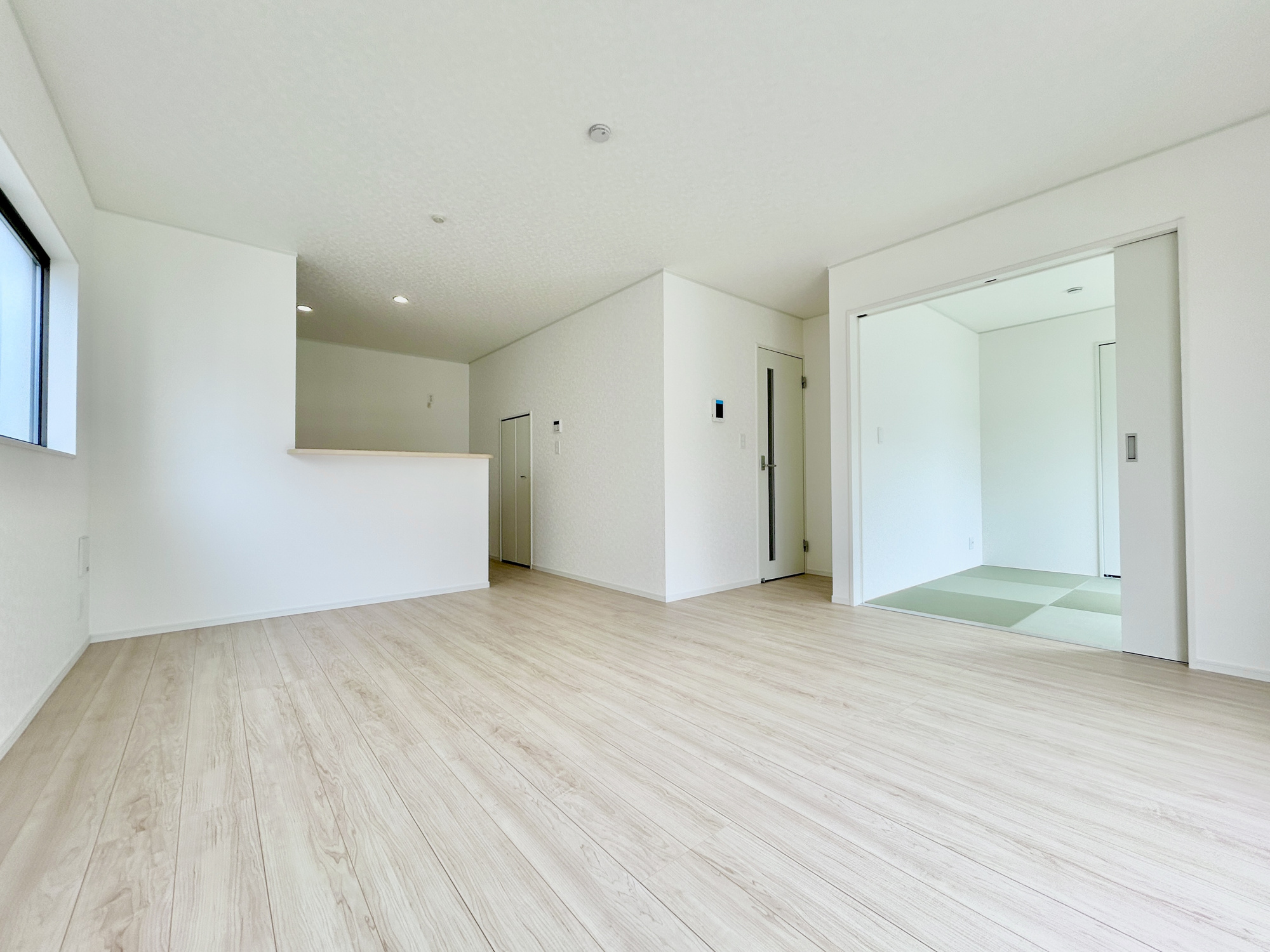 高崎市吉井町下長根第3　新築住宅全4棟の居間・リビング|室内にいても、たっぷりの陽光と爽やかな風を感じて頂ける、開放感あふれるリビングです。
ご家族と穏やかに過ごす、心地の良い時間が流れます。
