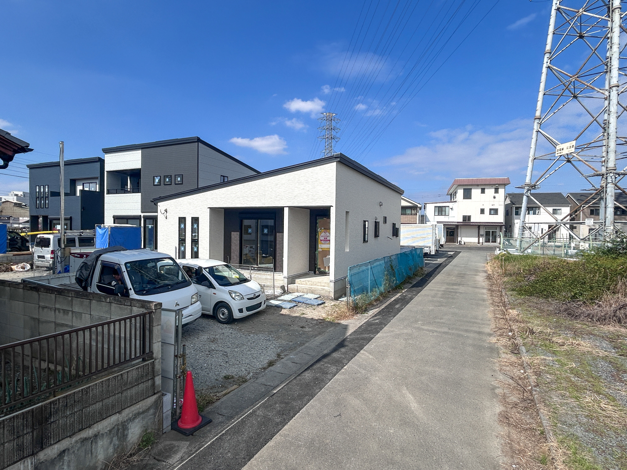 高崎市倉賀野町　新築住宅全3棟の前面道路含む現地写真|閑静な住宅地で子育て家族にピッタリ。毎日のお散歩も快適な緑に恵まれたエリアで、自然に包まれた穏やかな暮らしを実現するための、ゆとりある住環境が整っています。

