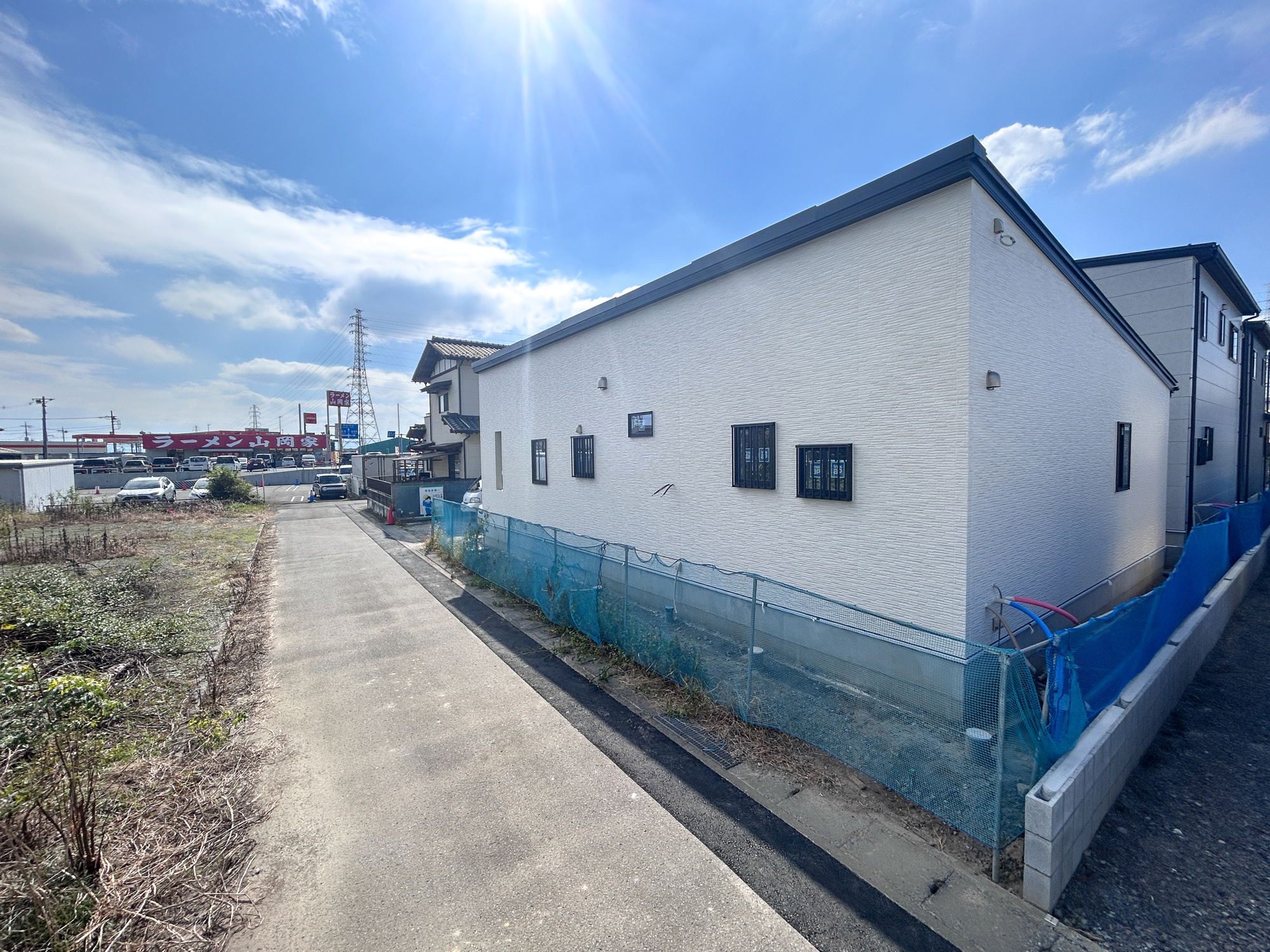 高崎市倉賀野町　新築住宅全3棟の前面道路含む現地写真|低層の一戸建てを中心とした街並みが整然と続き、周辺は高い建物が建っていないので、採光や開放性に恵まれ、空が広く緑の多い閑静な趣を感じる環境です。

