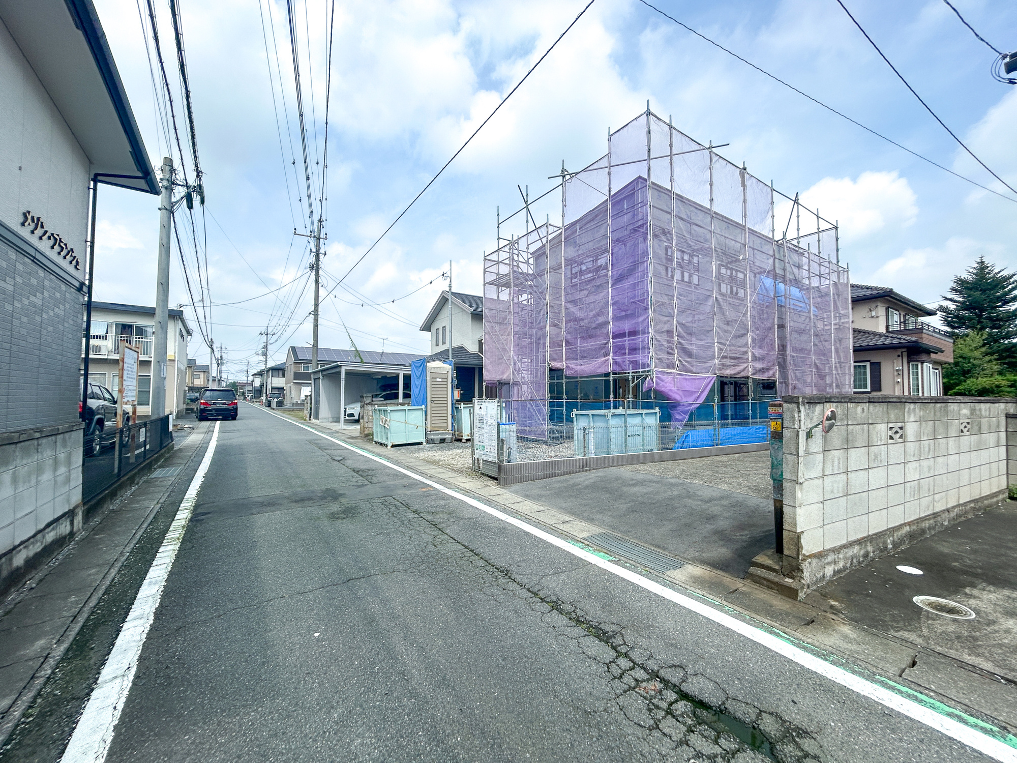 高崎市貝沢町第14期　新築住宅全1棟の前面道路含む現地写真|低層の一戸建てを中心とした街並みが整然と続き、周辺は高い建物が建っていないので、採光や開放性に恵まれ、空が広く緑の多い閑静な趣を感じる環境です。

