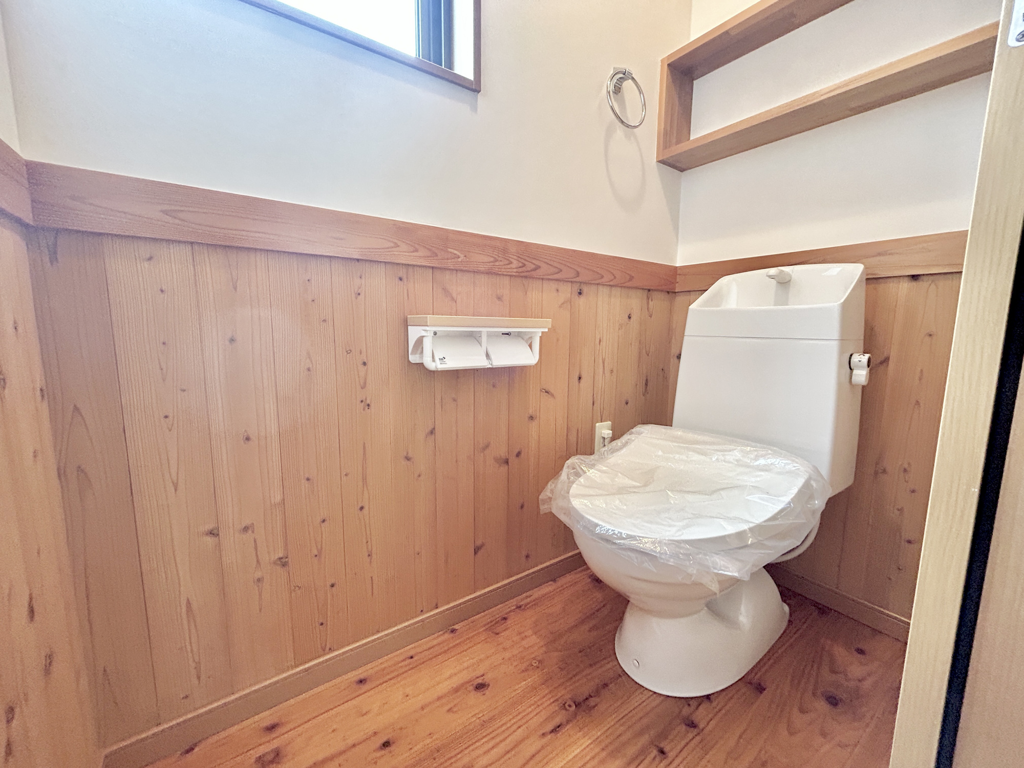 前橋六供町1丁目　中古物件のトイレ|節水型でエコなトイレには、今では当たり前の洗浄付き。便座を温める機能もついていて、居心地良くてトイレから出られなくなるかも！換気用に換気扇はもちろん、窓も着いているので常に快適ですね♪
