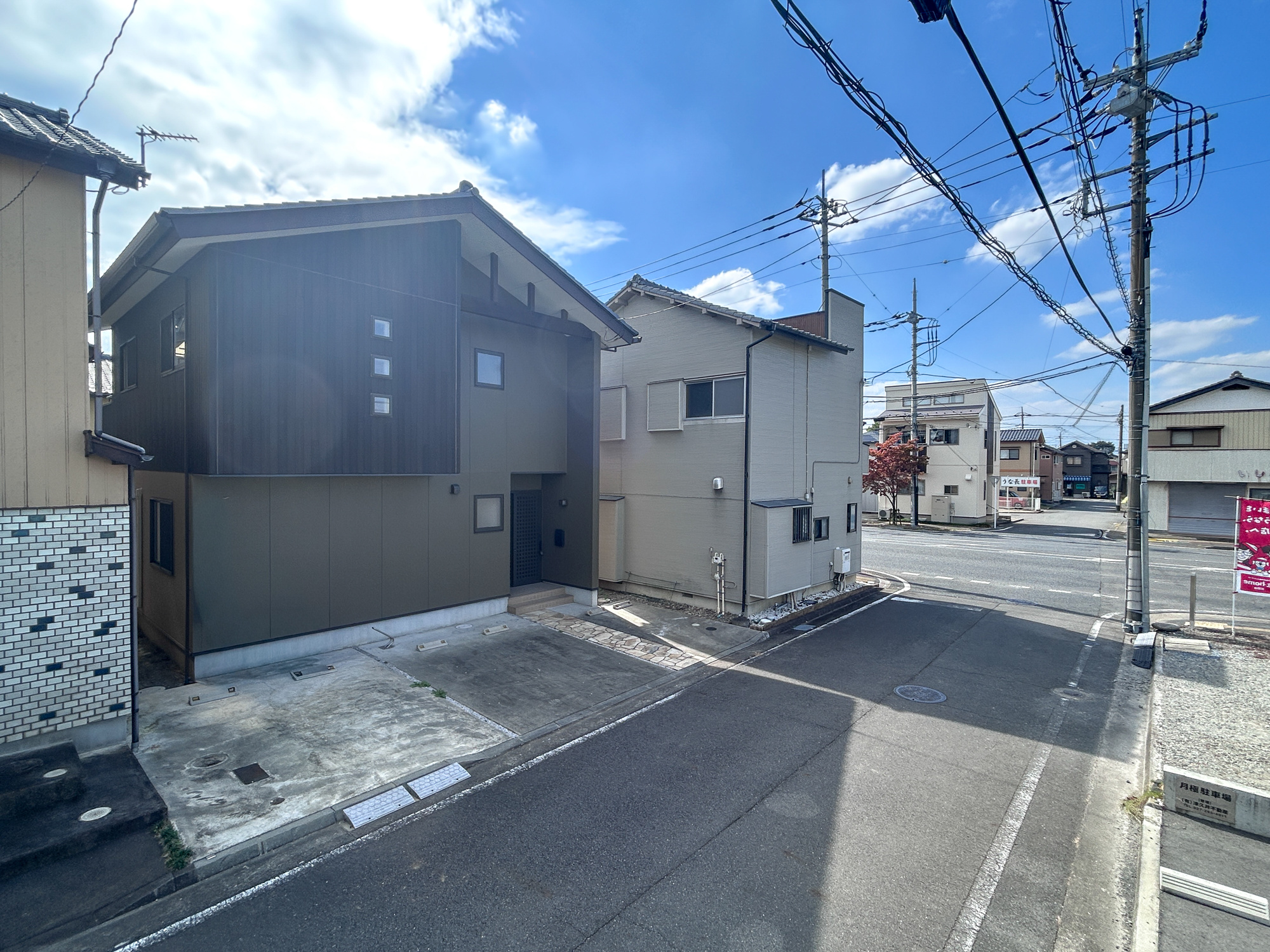 前橋六供町1丁目　中古物件の前面道路含む現地写真|
前面道路は閑静な住宅地をはしる車通りの少ない道路。お車の出し入れが苦手なママや小さなお子様にも安心ですね。しっかり舗装もされているので、ベビーカーや自転車で通っても快適に通行できます。

