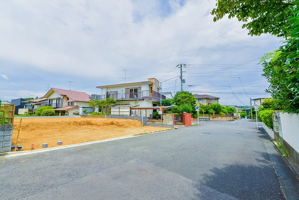 横浜市青葉区奈良町　新築戸建【仲介手数料無料】カースペース2台の前面道路含む現地写真