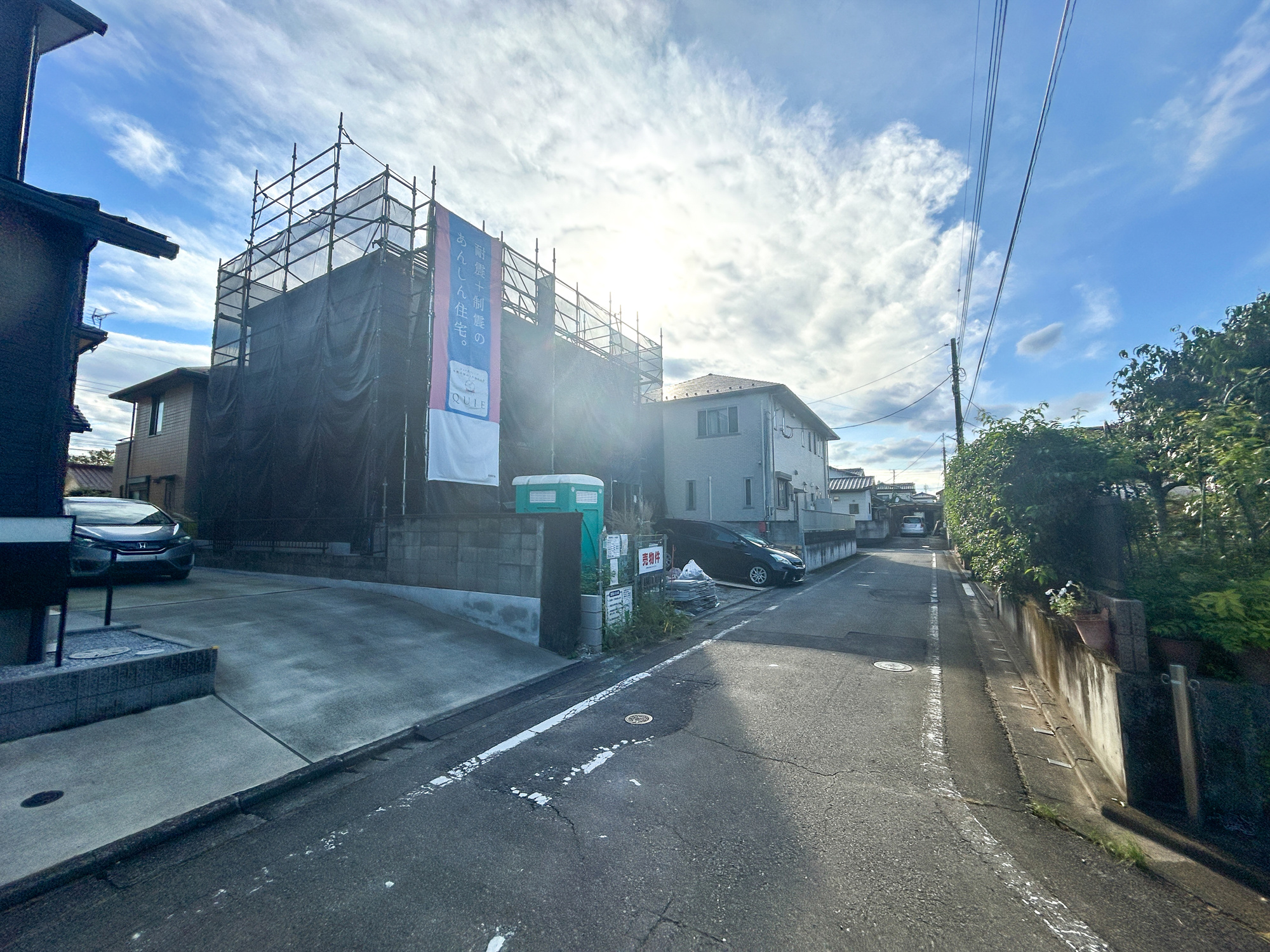 高崎市吉井町本郷第2　新築住宅全1棟の前面道路含む現地写真|閑静な住宅地で子育て家族にピッタリ。毎日のお散歩も快適な緑に恵まれたエリアで、自然に包まれた穏やかな暮らしを実現するための、ゆとりある住環境が整っています。

