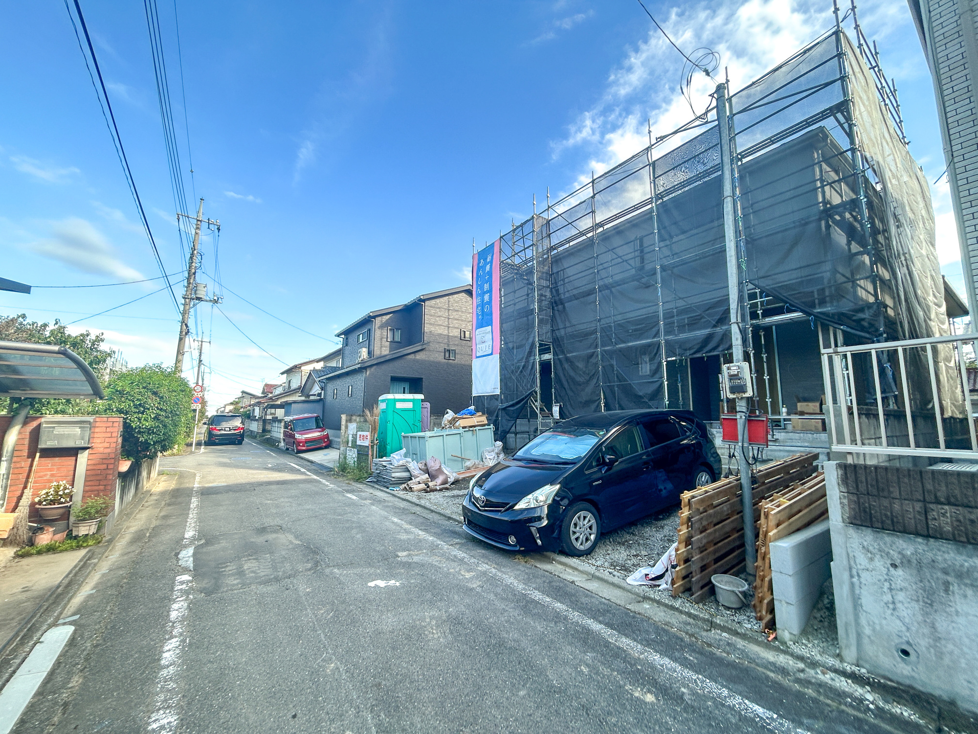 高崎市吉井町本郷第2　新築住宅全1棟の前面道路含む現地写真|低層の一戸建てを中心とした街並みが整然と続き、周辺は高い建物が建っていないので、採光や開放性に恵まれ、空が広く緑の多い閑静な趣を感じる環境です。

