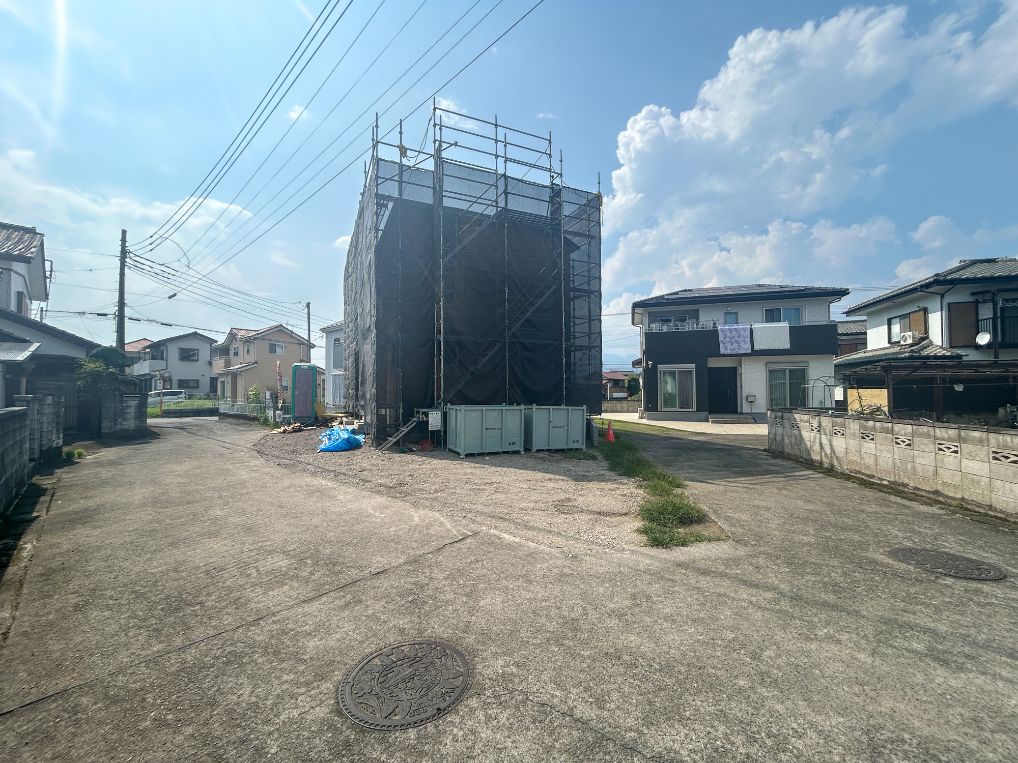 高崎市上大島町第3　新築住宅全1棟の前面道路含む現地写真|閑静な住宅地で子育て家族にピッタリ。毎日のお散歩も快適な緑に恵まれたエリアで、自然に包まれた穏やかな暮らしを実現するための、ゆとりある住環境が整っています。

