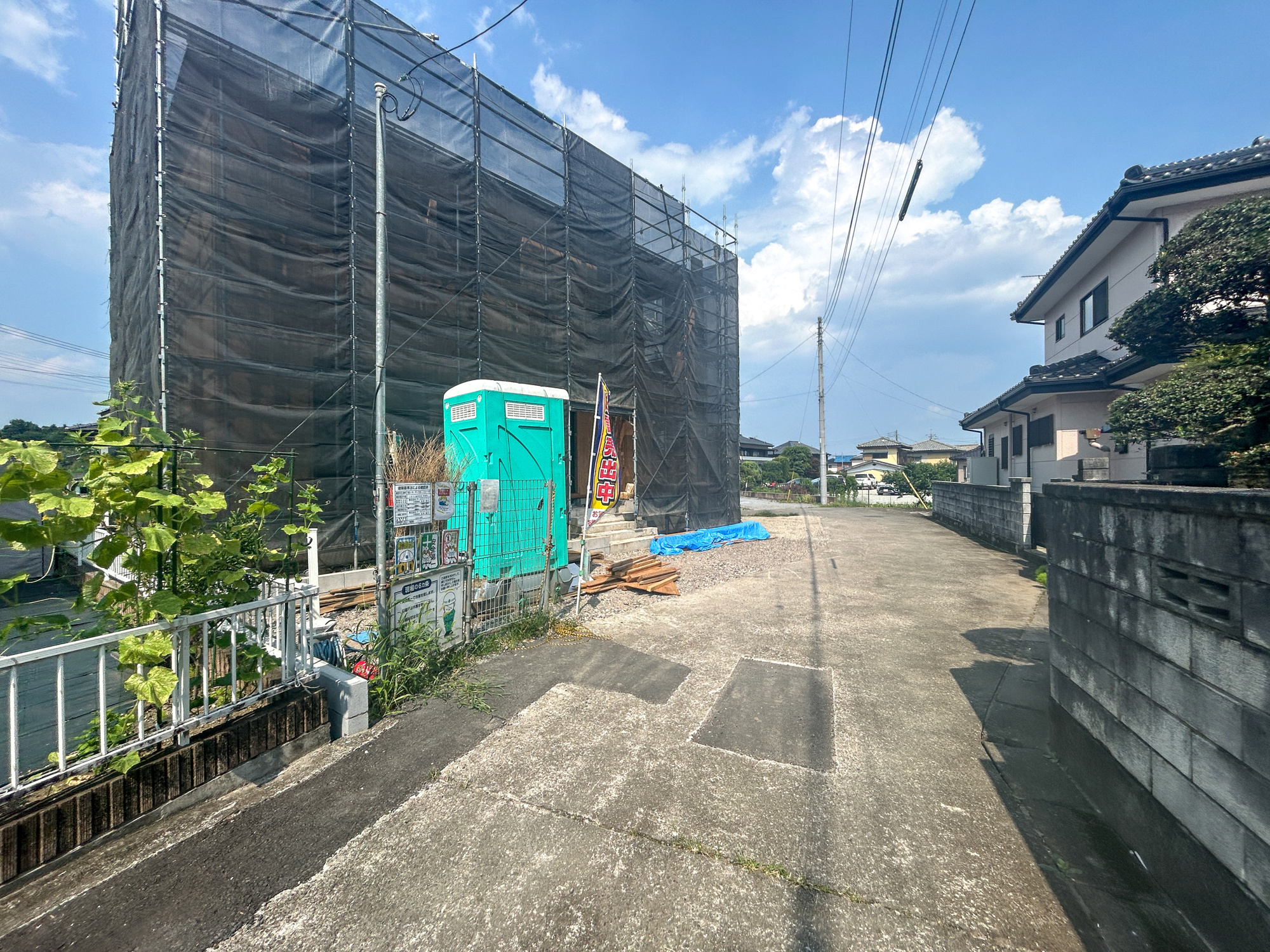 高崎市上大島町第3　新築住宅全1棟の前面道路含む現地写真|低層の一戸建てを中心とした街並みが整然と続き、周辺は高い建物が建っていないので、採光や開放性に恵まれ、空が広く緑の多い閑静な趣を感じる環境です。

