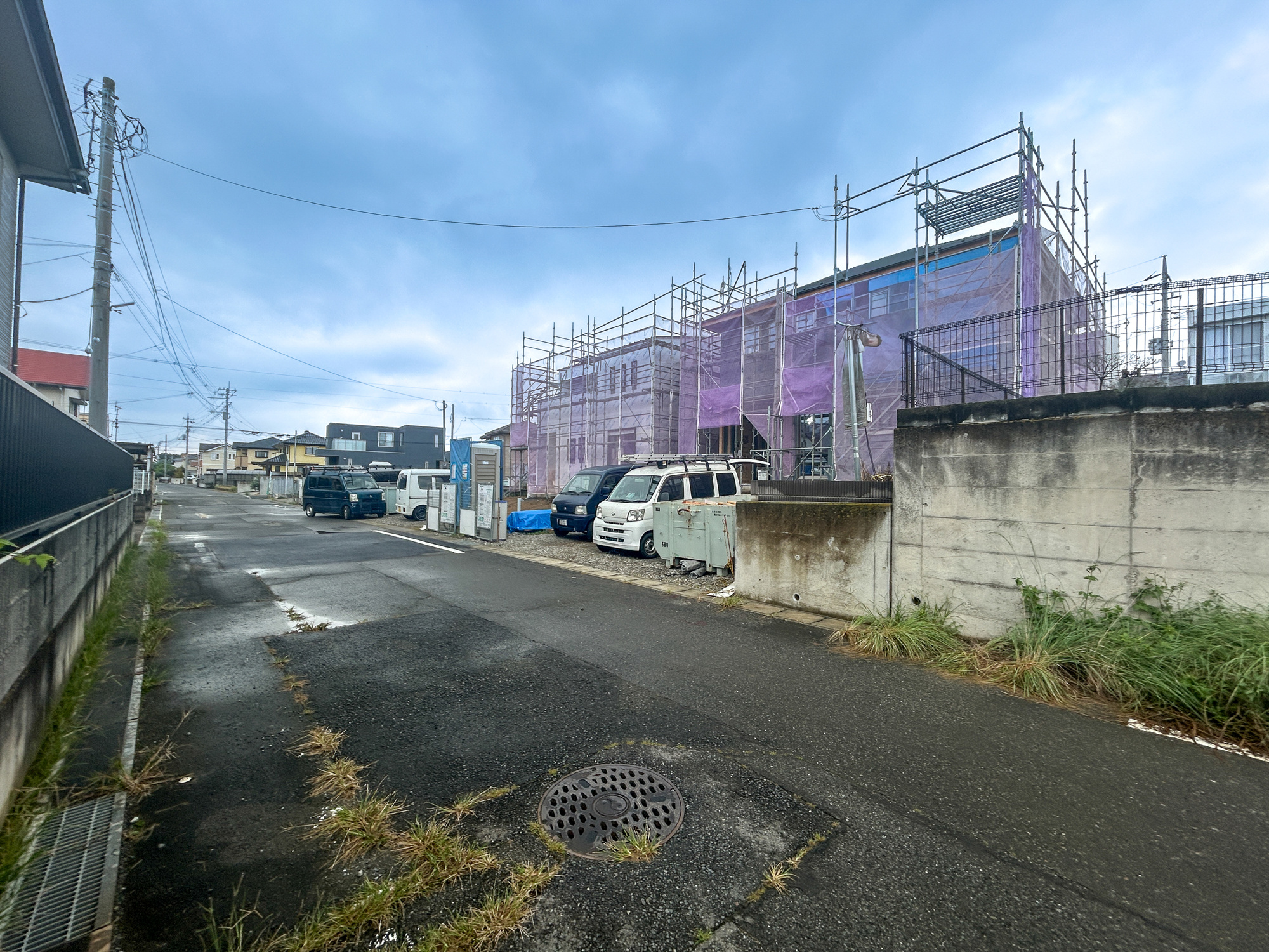 伊勢崎市南千木町第5期　新築住宅全8棟の前面道路含む現地写真|閑静な住宅地で子育て家族にピッタリ。毎日のお散歩も快適な緑に恵まれたエリアで、自然に包まれた穏やかな暮らしを実現するための、ゆとりある住環境が整っています。

