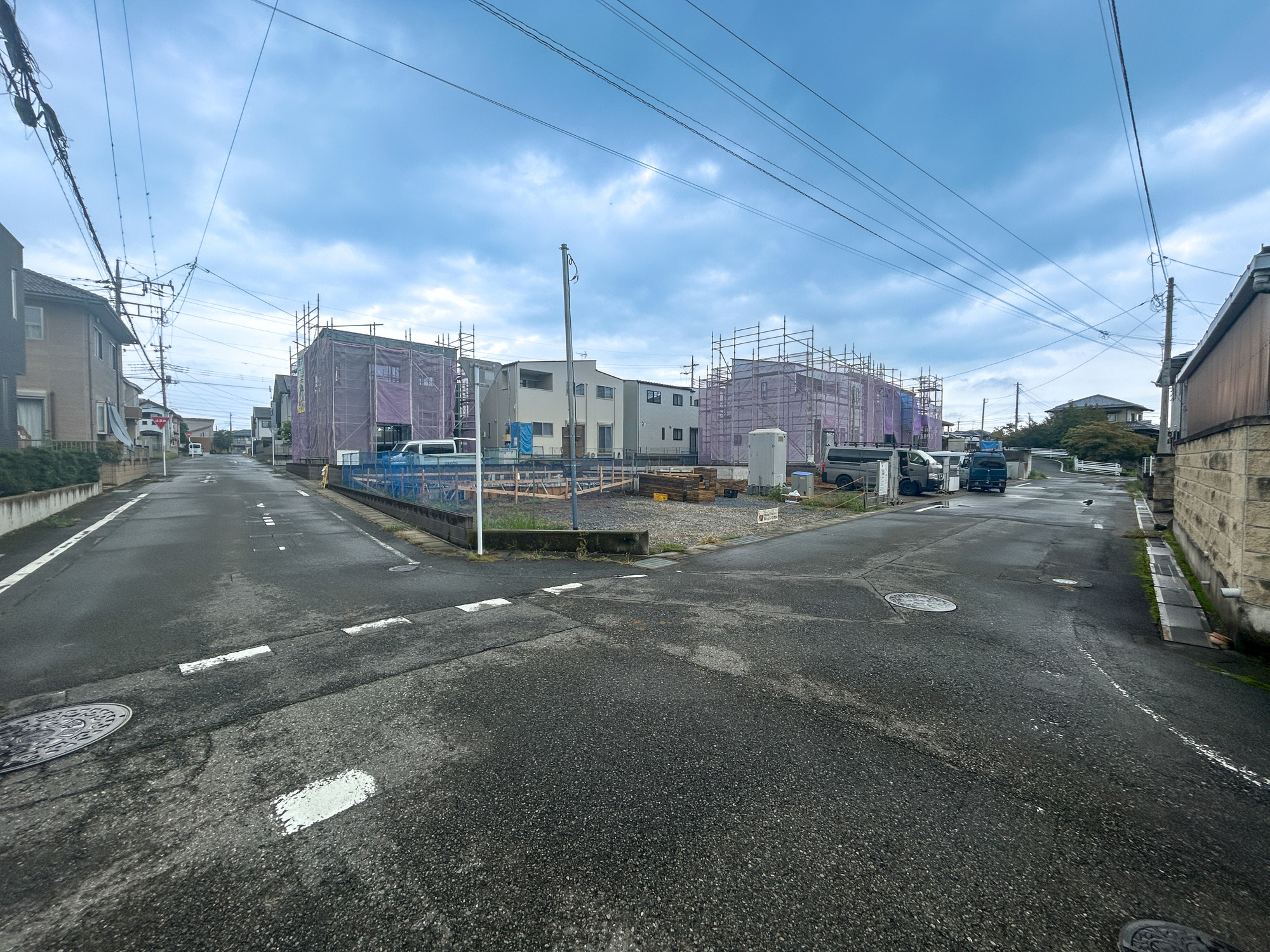 伊勢崎市南千木町第5期　新築住宅全8棟の前面道路含む現地写真|低層の一戸建てを中心とした街並みが整然と続き、周辺は高い建物が建っていないので、採光や開放性に恵まれ、空が広く緑の多い閑静な趣を感じる環境です。

