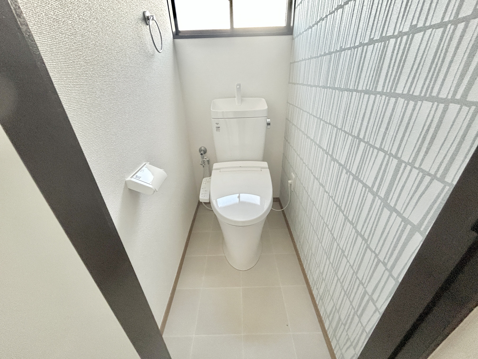 前橋市青柳町1期　中古住宅のトイレ|節水型でエコなトイレには、今では当たり前の洗浄付き。便座を温める機能もついていて、居心地良くてトイレから出られなくなるかも！換気用に換気扇はもちろん、窓も着いているので常に快適ですね♪