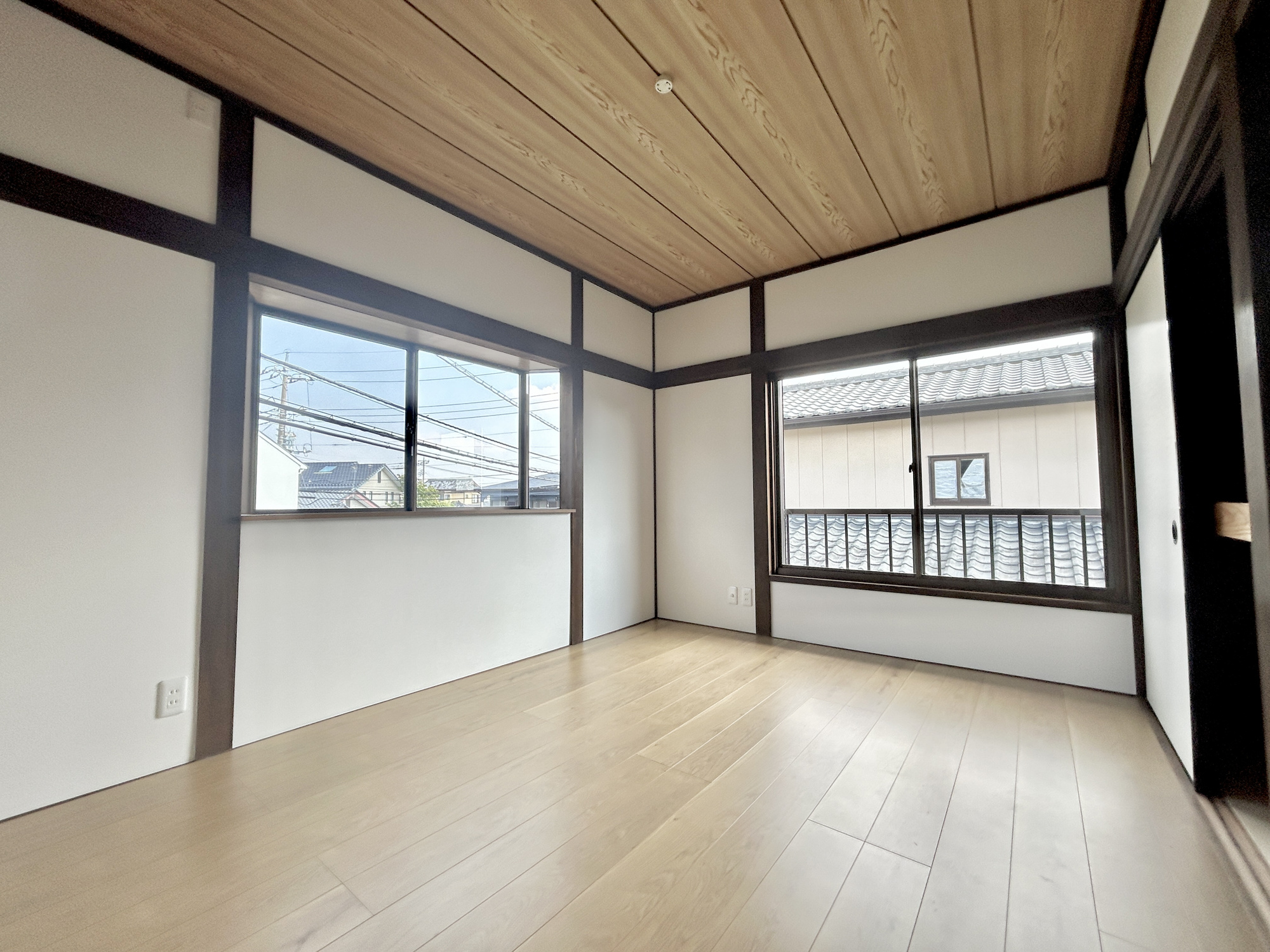 前橋市青柳町1期　中古住宅の寝室|大きな窓からたっぷりと陽光が注がれる明るい空間。家族の成長に対応できる永住仕様の間取り。一日の疲れをいやしてくれる主寝室。時を忘れて過ごす場所として過ごせるお部屋。