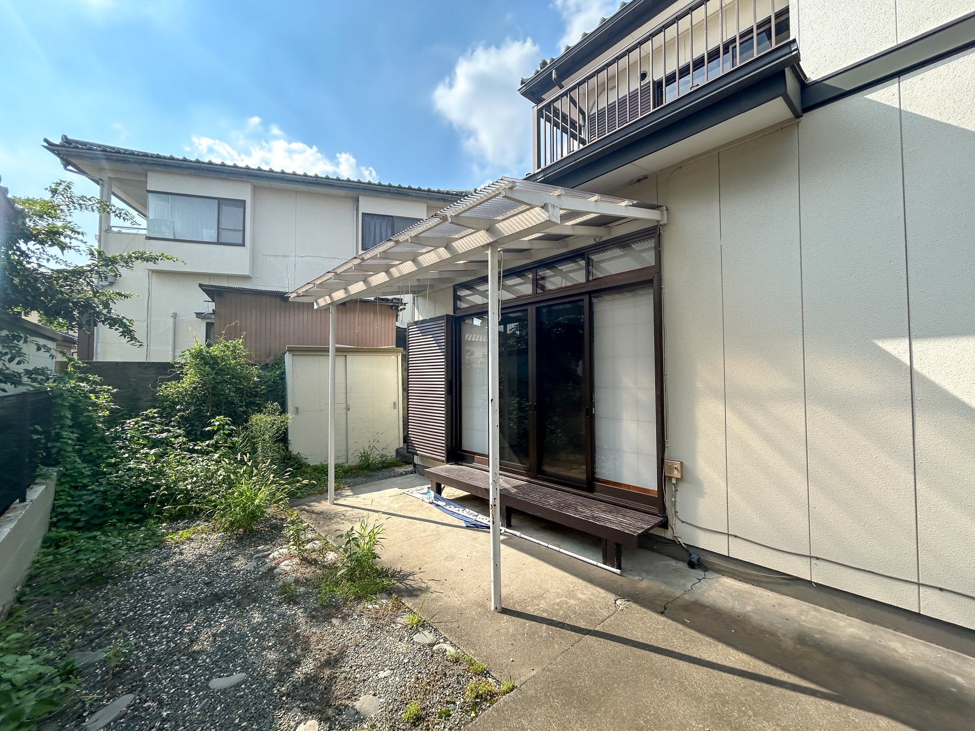 前橋市青柳町1期　中古住宅の庭|お庭にはテラス屋根が設置してあり、急な雨でも洗濯物が濡れず安心です♪
