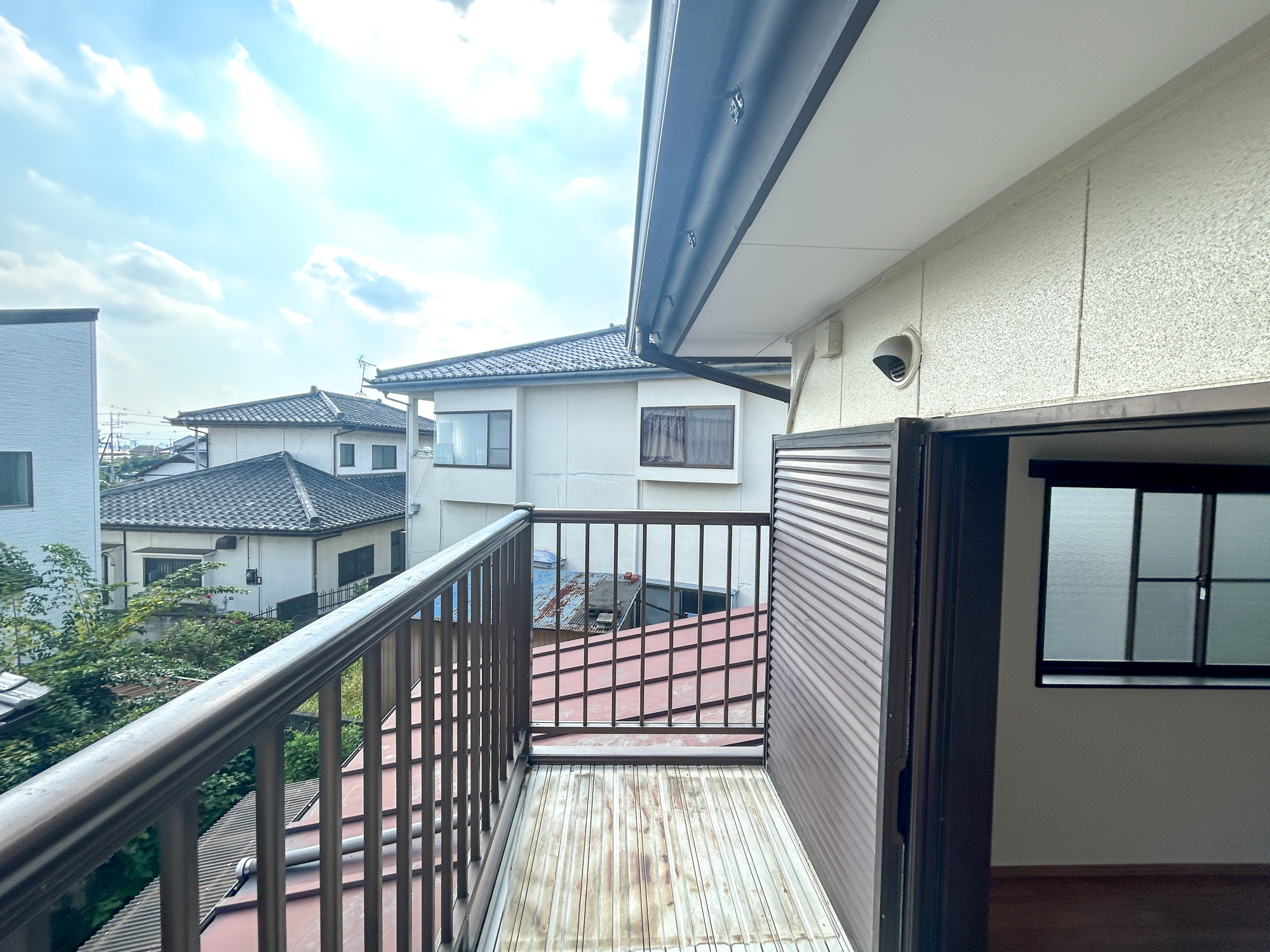 前橋市青柳町1期　中古住宅のバルコニー|開放的なバルコニーは見晴らしもよく、太陽の温かな温もりをめいっぱい受け止めてくれます。太陽の光と爽やかな風を受けたお洗濯物はあっという間に乾き、取りこむ時には太陽の匂いを感じられそうですね。