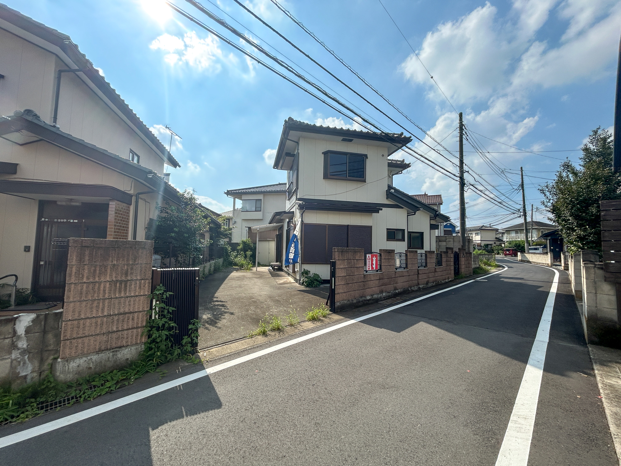 前橋市青柳町1期　中古住宅の前面道路含む現地写真|低層の一戸建てを中心とした街並みが整然と続き、周辺は高い建物が建っていないので、採光や開放性に恵まれ、空が広く緑の多い閑静な趣を感じる環境です。

