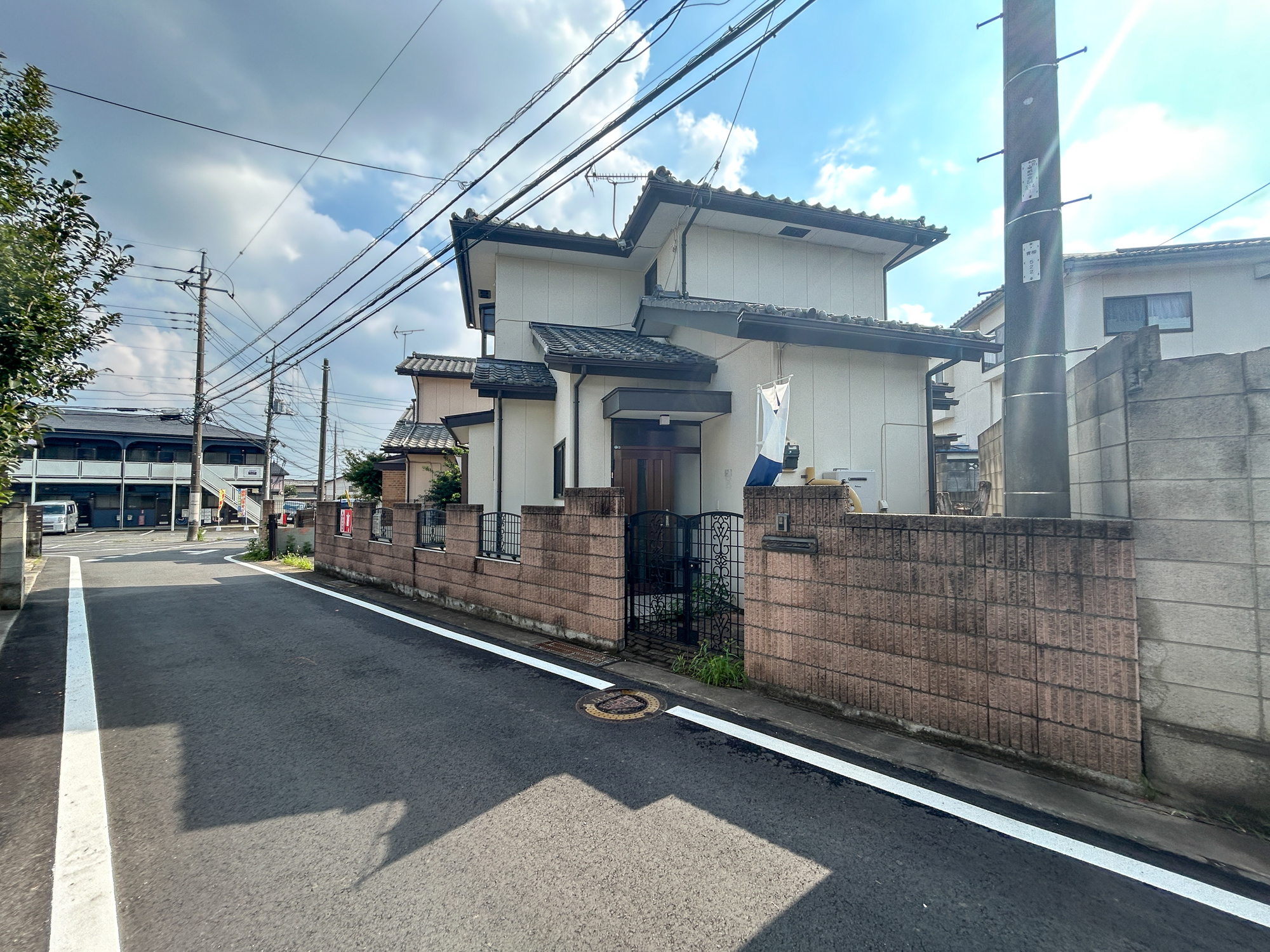 前橋市青柳町1期　中古住宅の前面道路含む現地写真|閑静な住宅地で子育て家族にピッタリ。毎日のお散歩も快適な緑に恵まれたエリアで、自然に包まれた穏やかな暮らしを実現するための、ゆとりある住環境が整っています。

