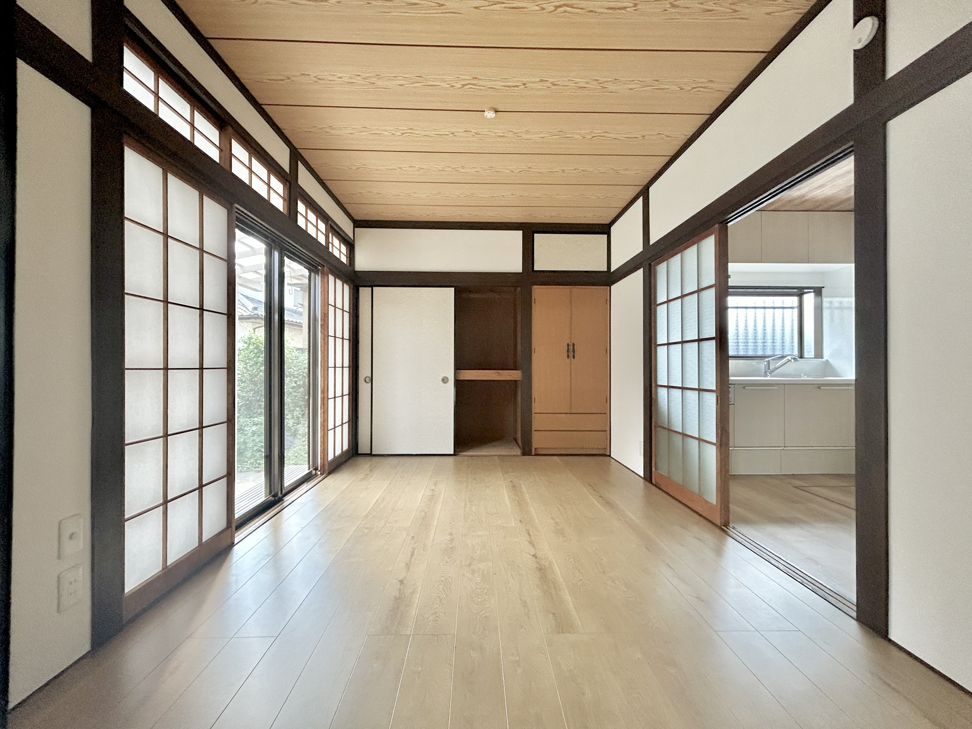 前橋市青柳町1期　中古住宅の居間・リビング|大きく開いた窓からは、明るい陽射しが射し込みます。
爽やかな風が吹き抜ける心地良いリビングには、自然と家族が集まります。
