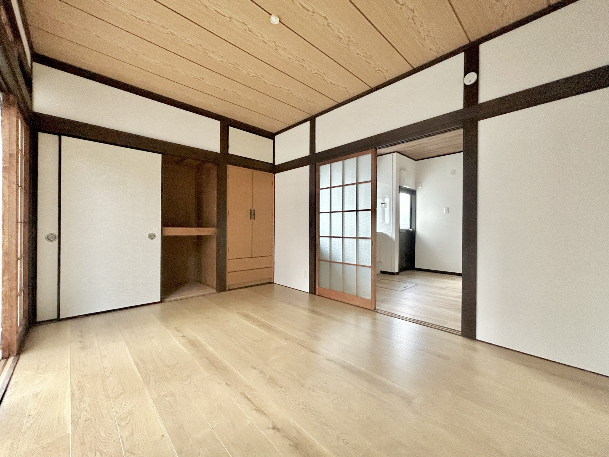 前橋市青柳町1期　中古住宅の居間・リビング|室内にいても、たっぷりの陽光と爽やかな風を感じて頂ける、開放感あふれるリビングです。
ご家族と穏やかに過ごす、心地の良い時間が流れます。