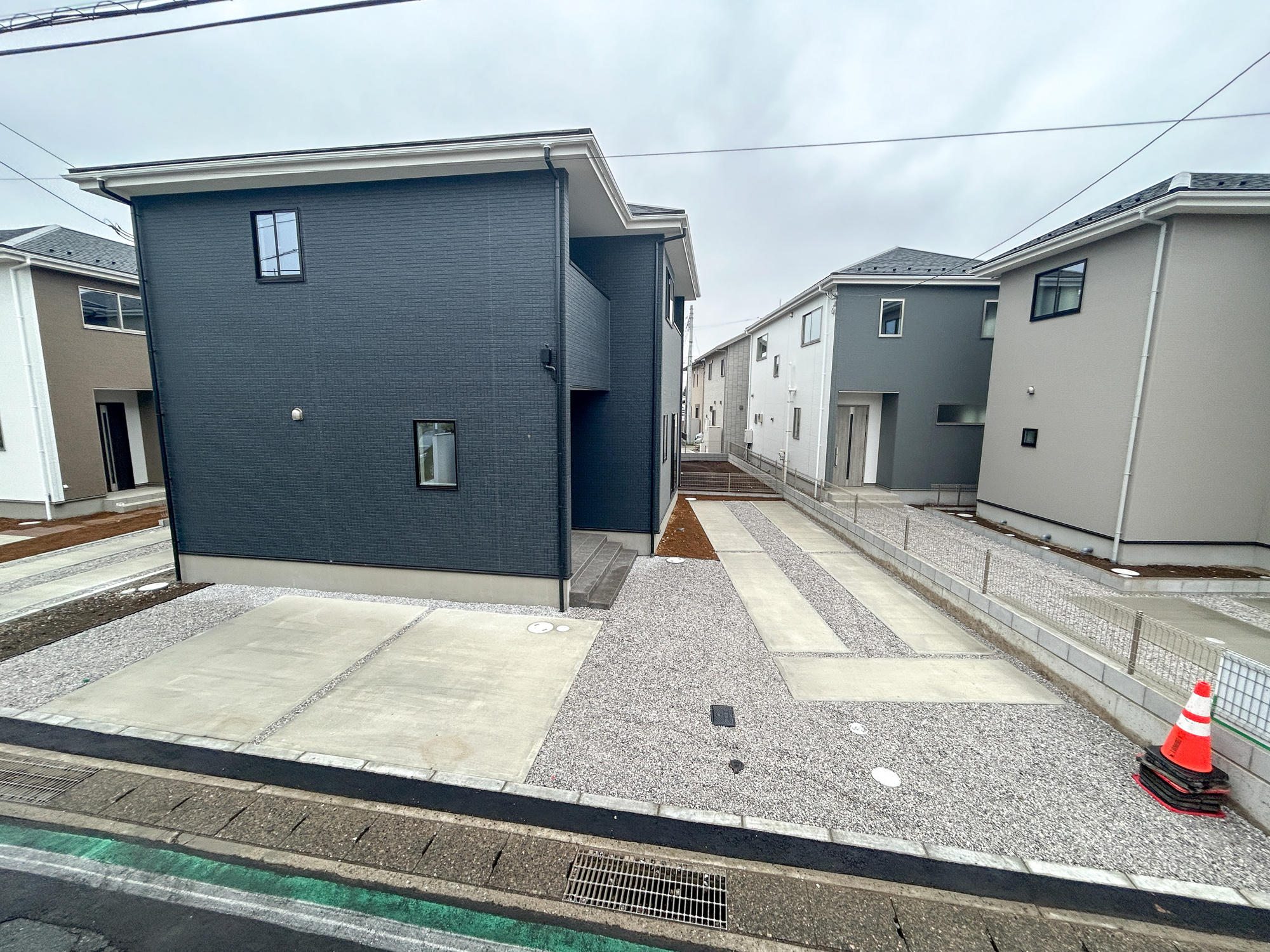 前橋市北代田町1期　新築住宅全3棟の駐車場|車庫土間施工済み、駐車2台可能です(^^♪