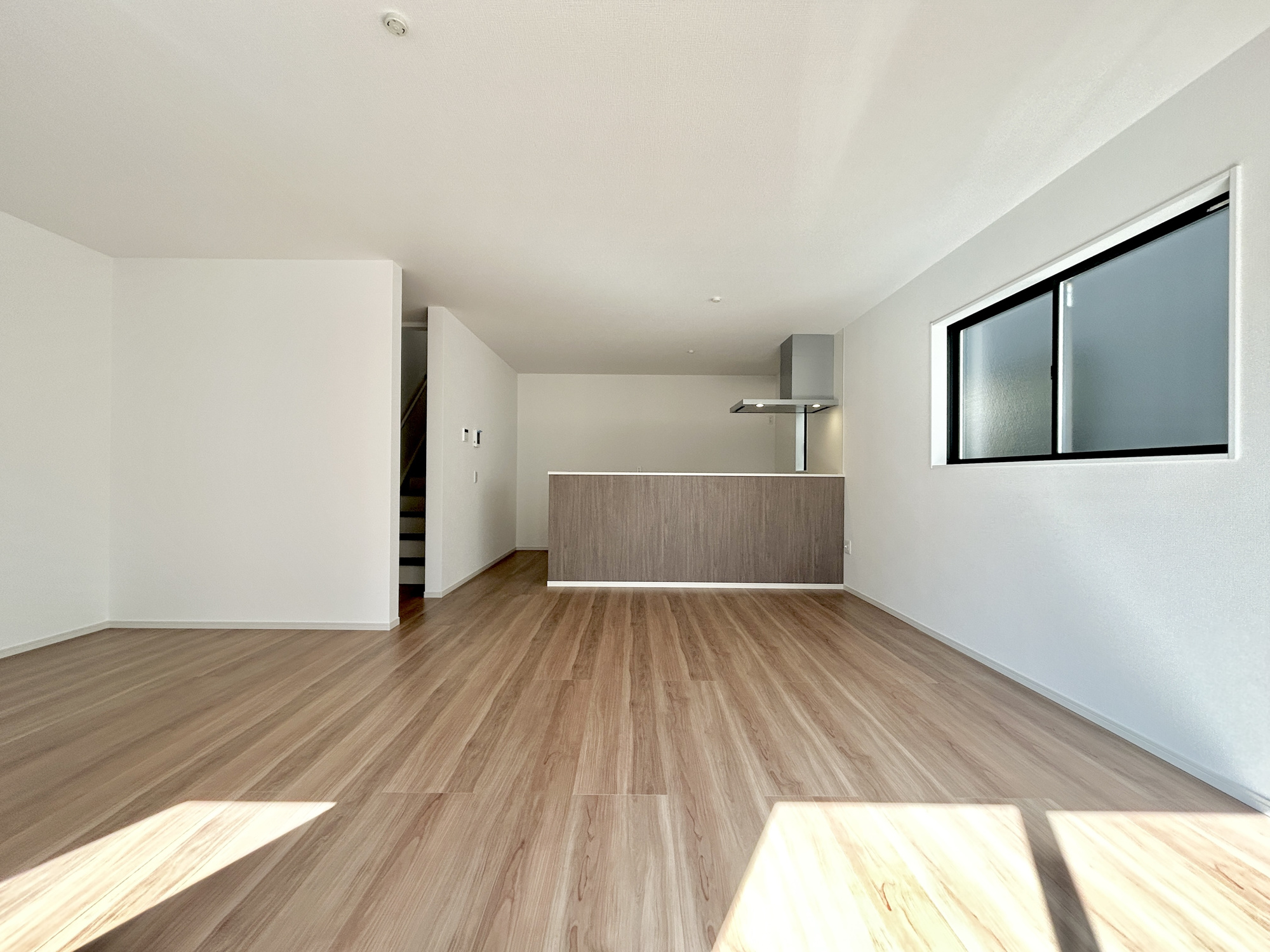 前橋市北代田町1期　新築住宅全3棟の居間・リビング|南向きに大きく開いた窓からは、明るい陽射しが射し込みます。
爽やかな風が吹き抜ける心地良いリビングには、自然と家族が集まります。
