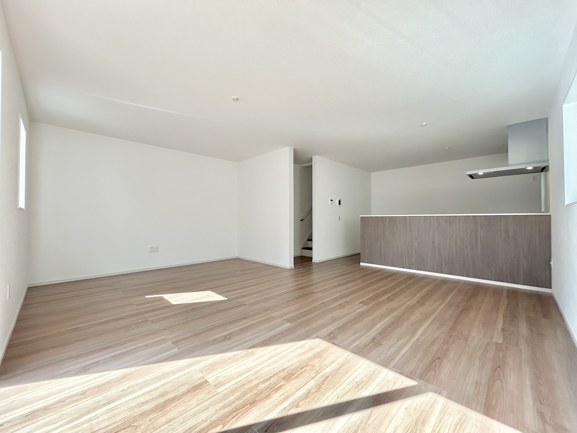 前橋市北代田町1期　新築住宅全3棟の居間・リビング|オープンな空間を生み出す、こだわりの広がりとゆとり。家族と過ごす時間を大切にしたい方にぴったりの明るくゆとりある住空間です。南側の窓からの日差しがリビングの隅々までしっかりと届きます！ 
