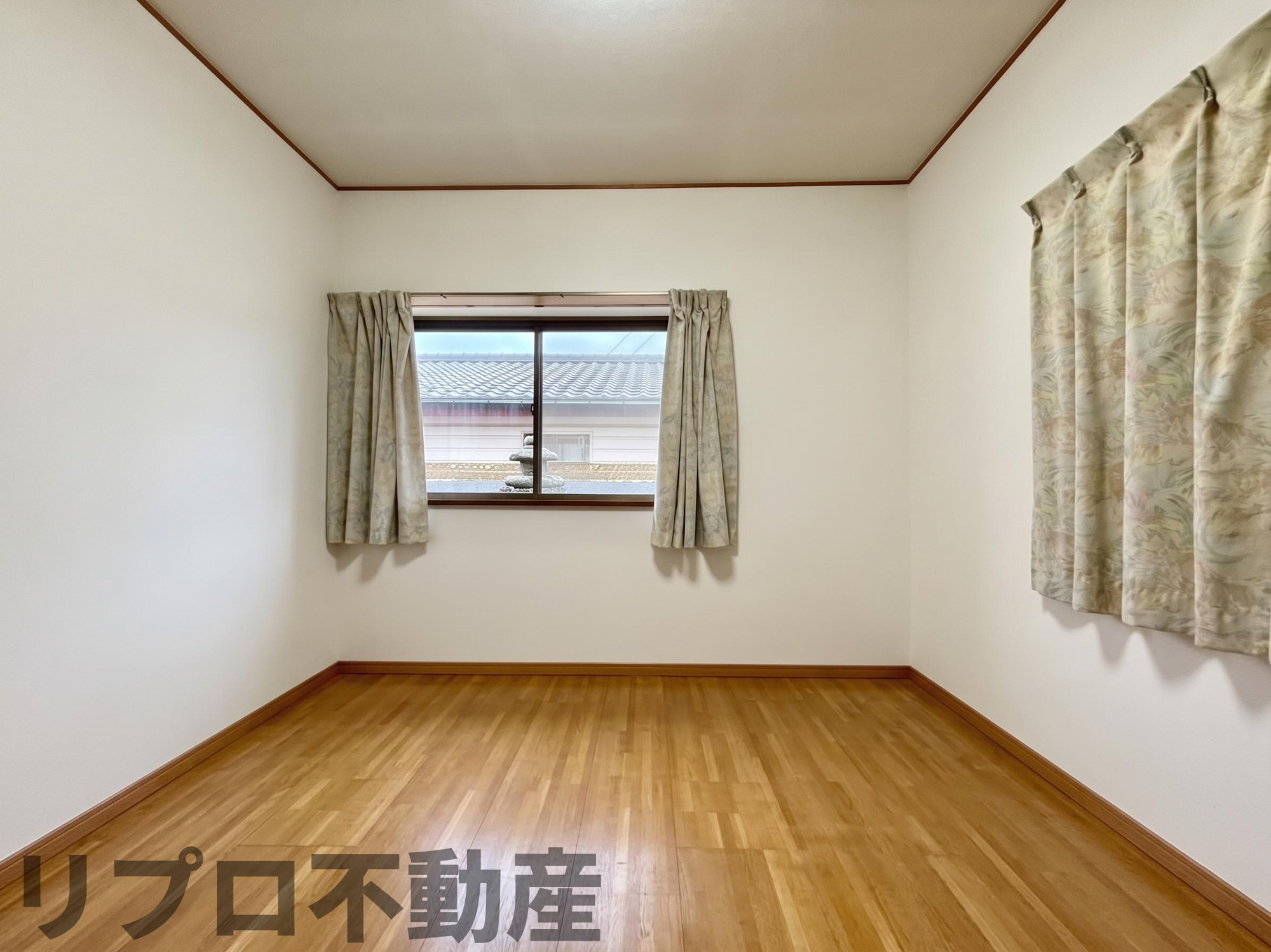 柏市船戸　中古戸建の洋室|2階へ上がってすぐの洋室。使い勝手の良い配置で、寝室や子ども部屋にもおすすめです！
