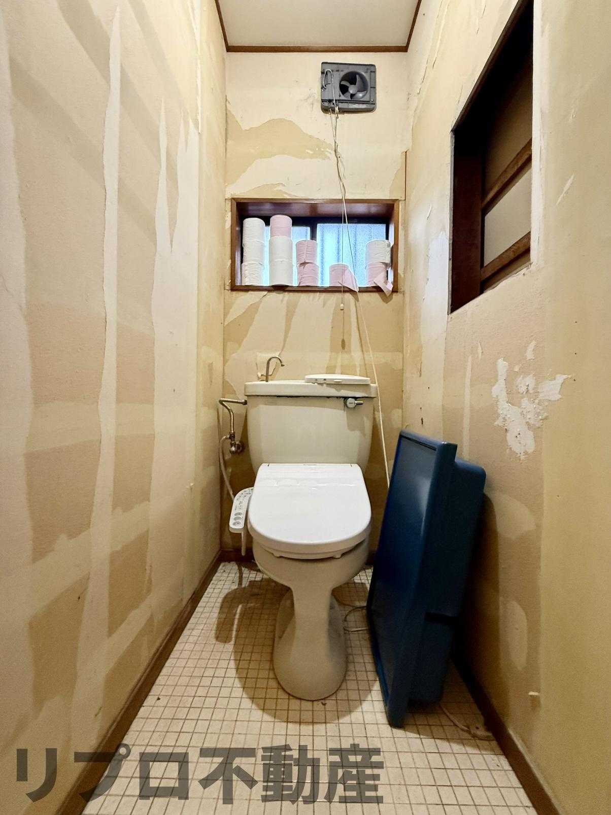 柏市船戸　中古戸建のトイレ|1階に配置されたトイレ
洗面室からも近く、使いやすい動線になっています！
窓もあって換気もしやすい！
