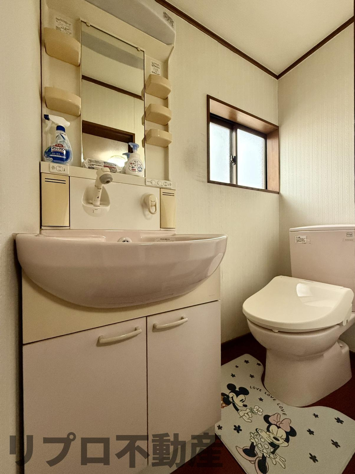 柏市船戸　中古戸建の独立洗面台|2階にもトイレを配置
寝室からの動線も良く、鏡付きの独立洗面台を設置し、忙しい朝の時間帯にも便利！