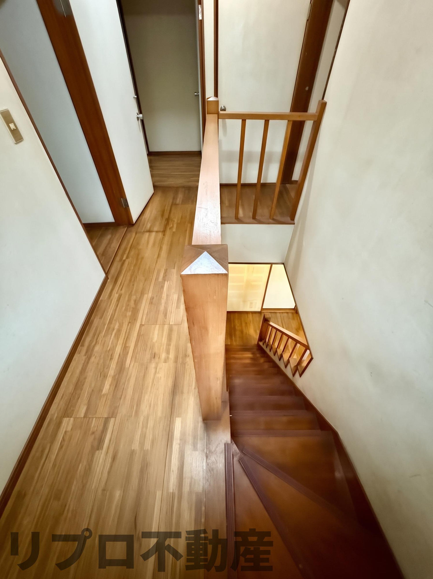 柏市船戸　中古戸建のその他|2階へ続く階段とホール。各居室への動線がまとまった使いやすい配置です！