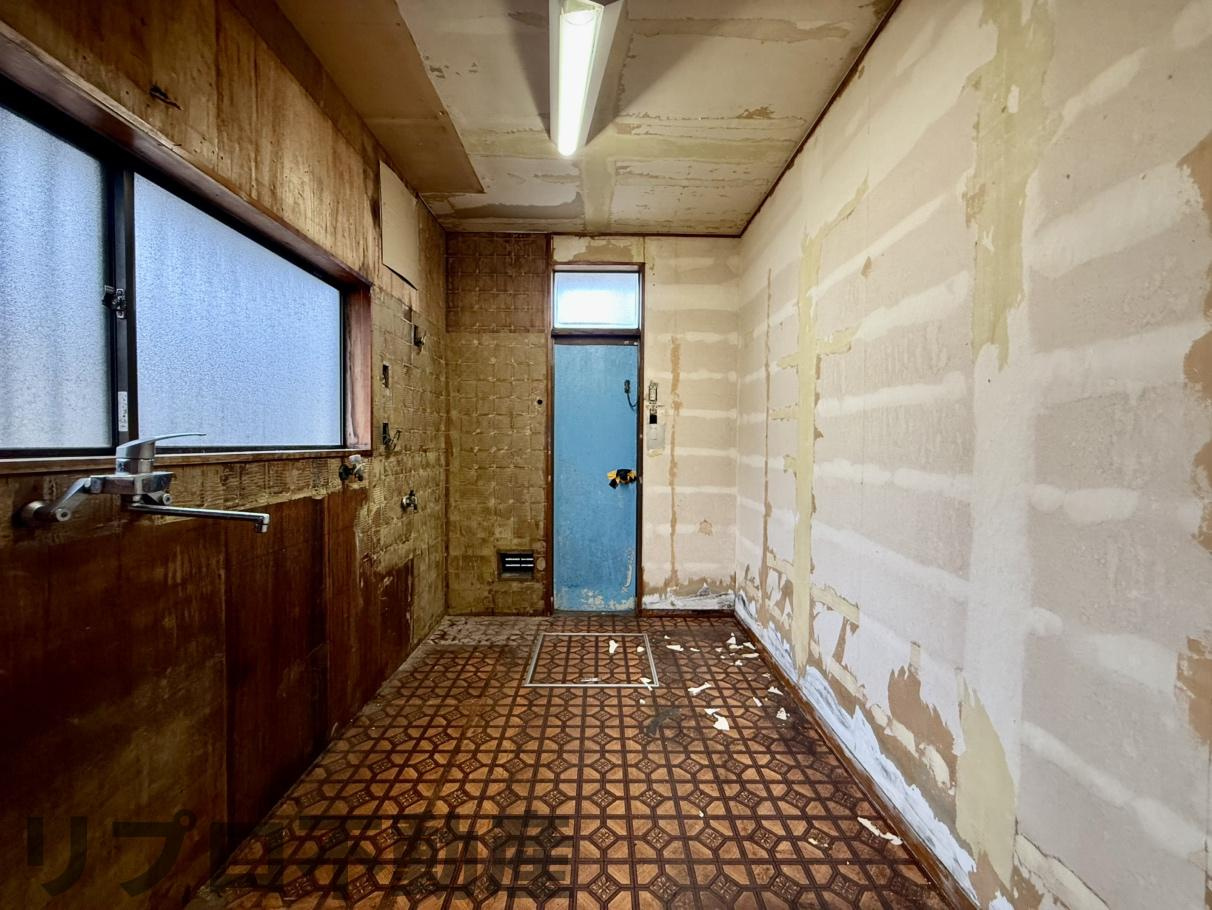 柏市船戸　中古戸建のキッチン|キッチンは撤去済み
勝手口につながる動線もあり、リフォームでお好みのキッチン空間に仕上げられます！