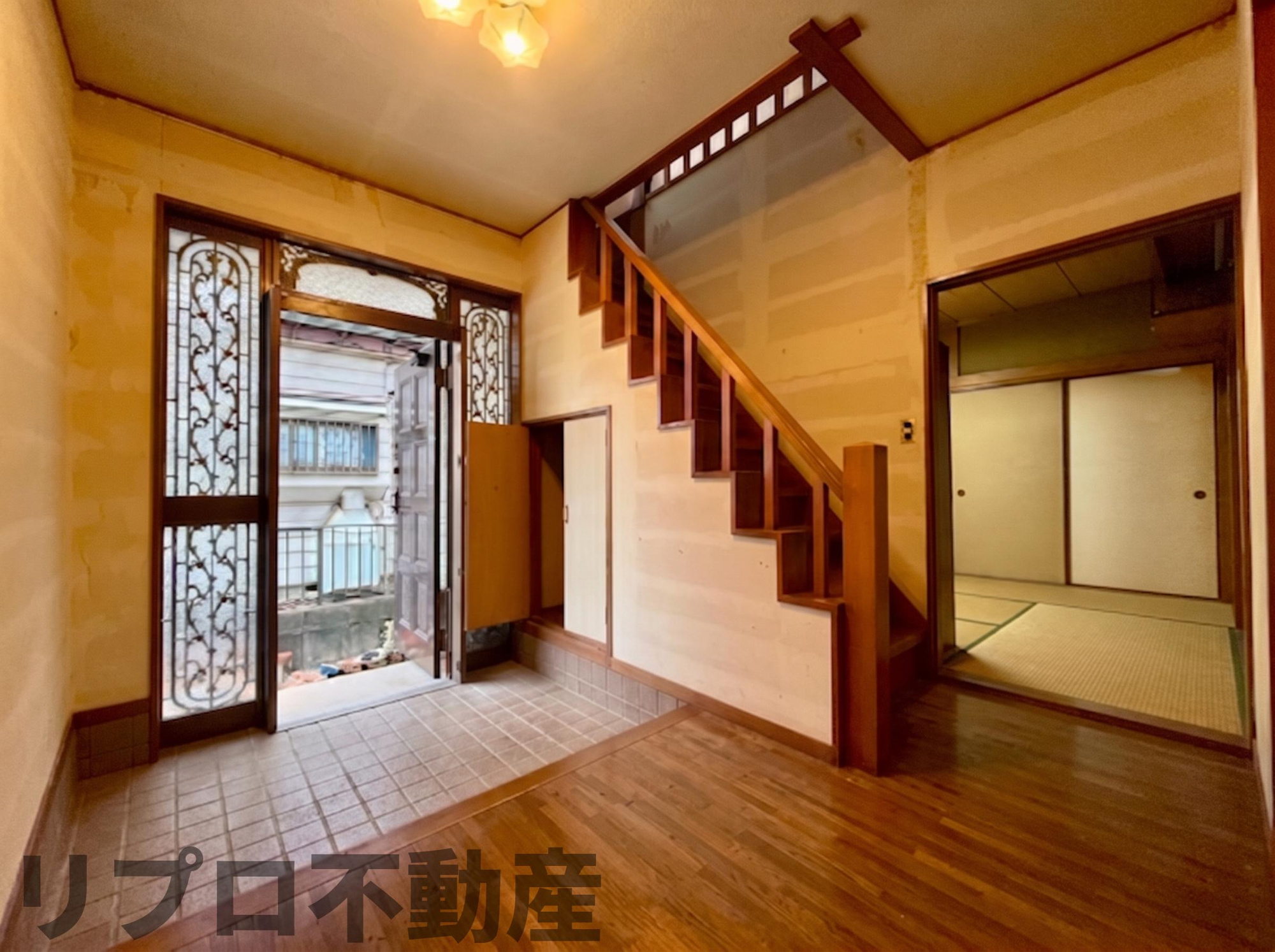 柏市船戸　中古戸建の玄関|玄関からは、階段、リビング、トイレ、洗面所など、各スペースへ直接行き来できる動線となっています！