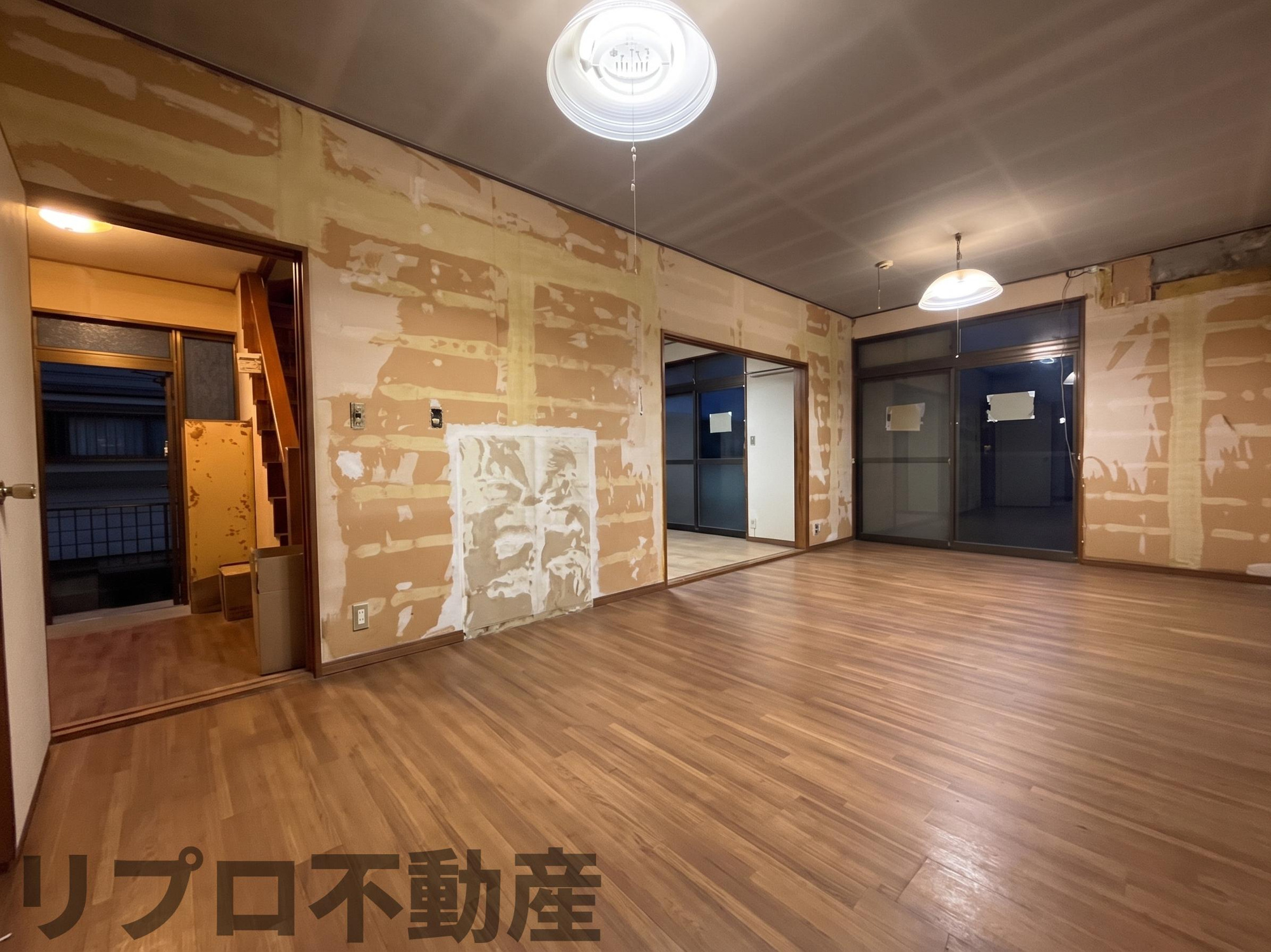 柏市船戸　中古戸建の居間・リビング|壁を撤去した広々リビング！お好みに合わせたリフォームや間取り変更がしやすい空間です！