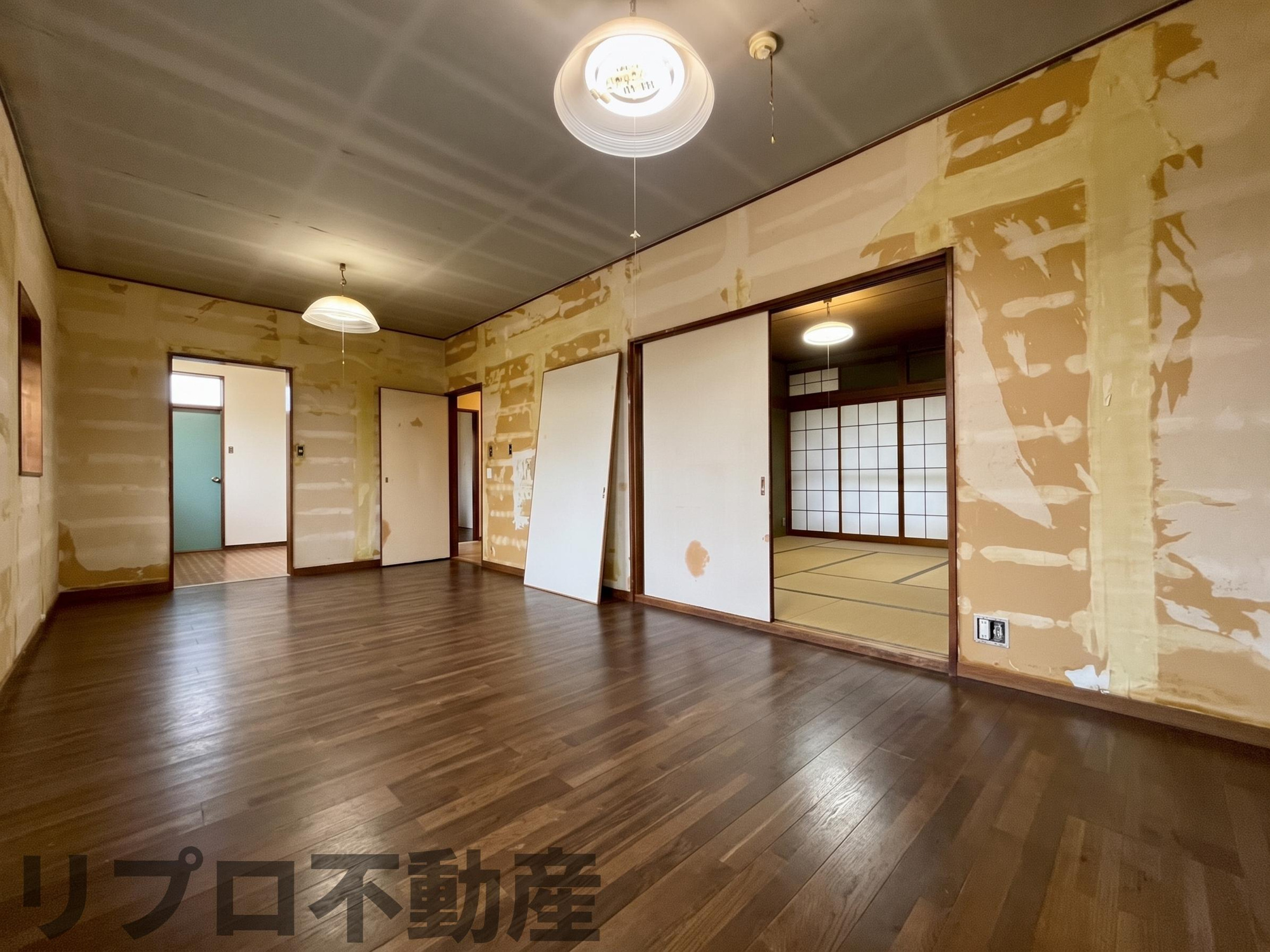 柏市船戸　中古戸建の居間・リビング|広々としたリビングをもう一枚！壁を撤去した開放的な空間で、自由なリフォームが可能です！