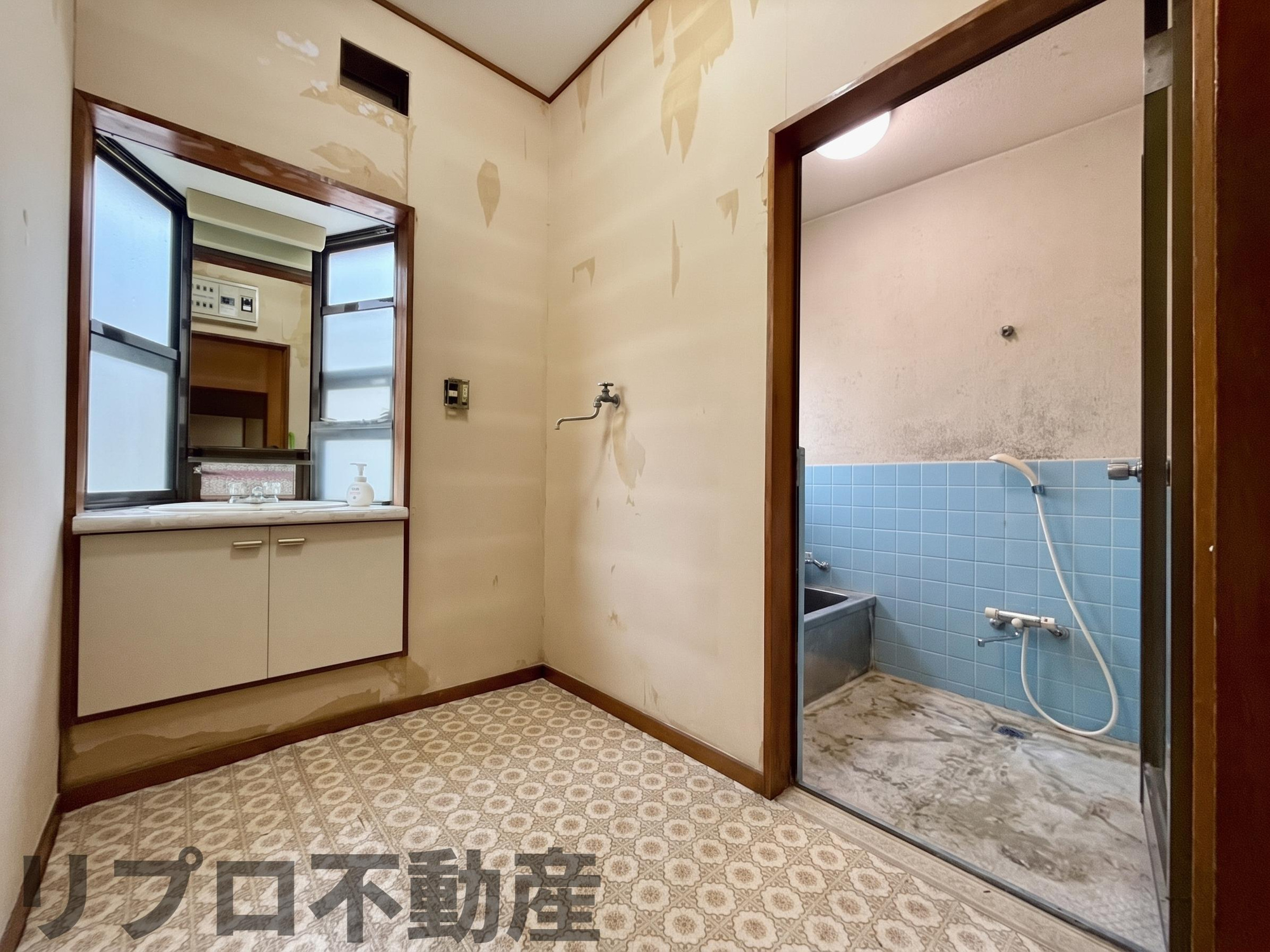 柏市船戸　中古戸建の洗面所|出窓付きの明るい洗面スペース！朝の身支度にも便利で自然光を取り入れてくれます！