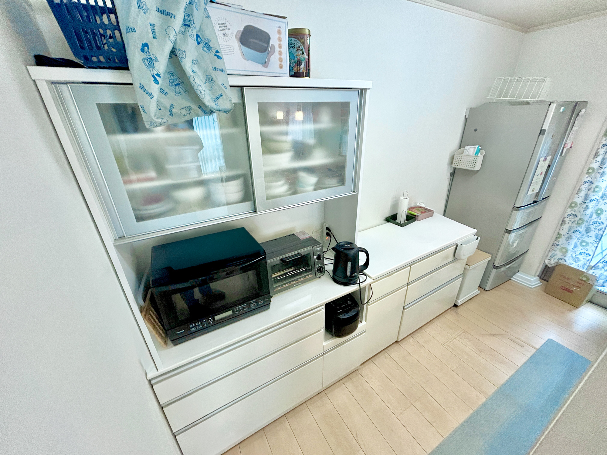 伊勢崎市南千木町　中古戸建の内装|キッチン後ろにはカップボードとパントリーがついており、たくさんの食器や食材を収納いただくことが可能です！