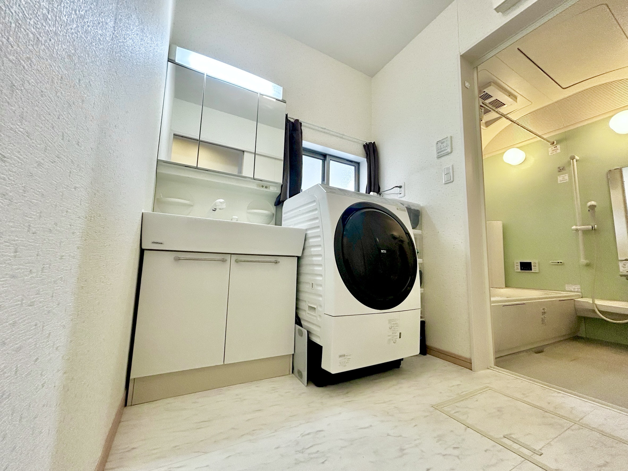伊勢崎市南千木町　中古戸建の独立洗面台|歯磨きをしたりメイクや髪をセットしたり・・・使いやすさが考えられた3面鏡です♪シャワー付水栓で洗面台でのシャンプーや毎日の掃除に大変便利ですね♪