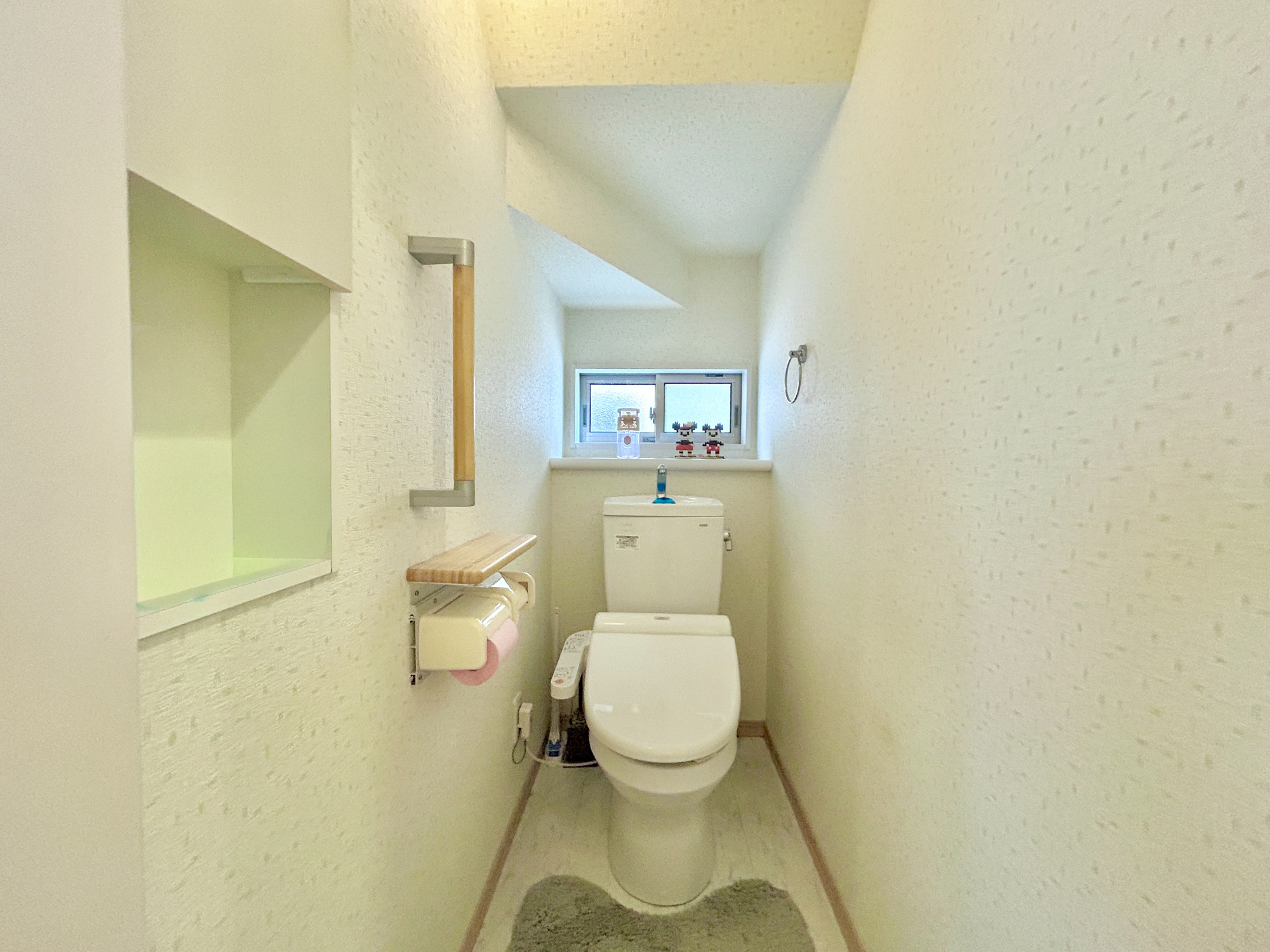 伊勢崎市南千木町　中古戸建のトイレ|節水性能の高いトイレはもちろんウォシュレット付き♪便器のフチがないタイプなので、お掃除もサッとひと拭きでOK！壁埋込型収納も付いており、スッキリ広々とご利用いただけます。