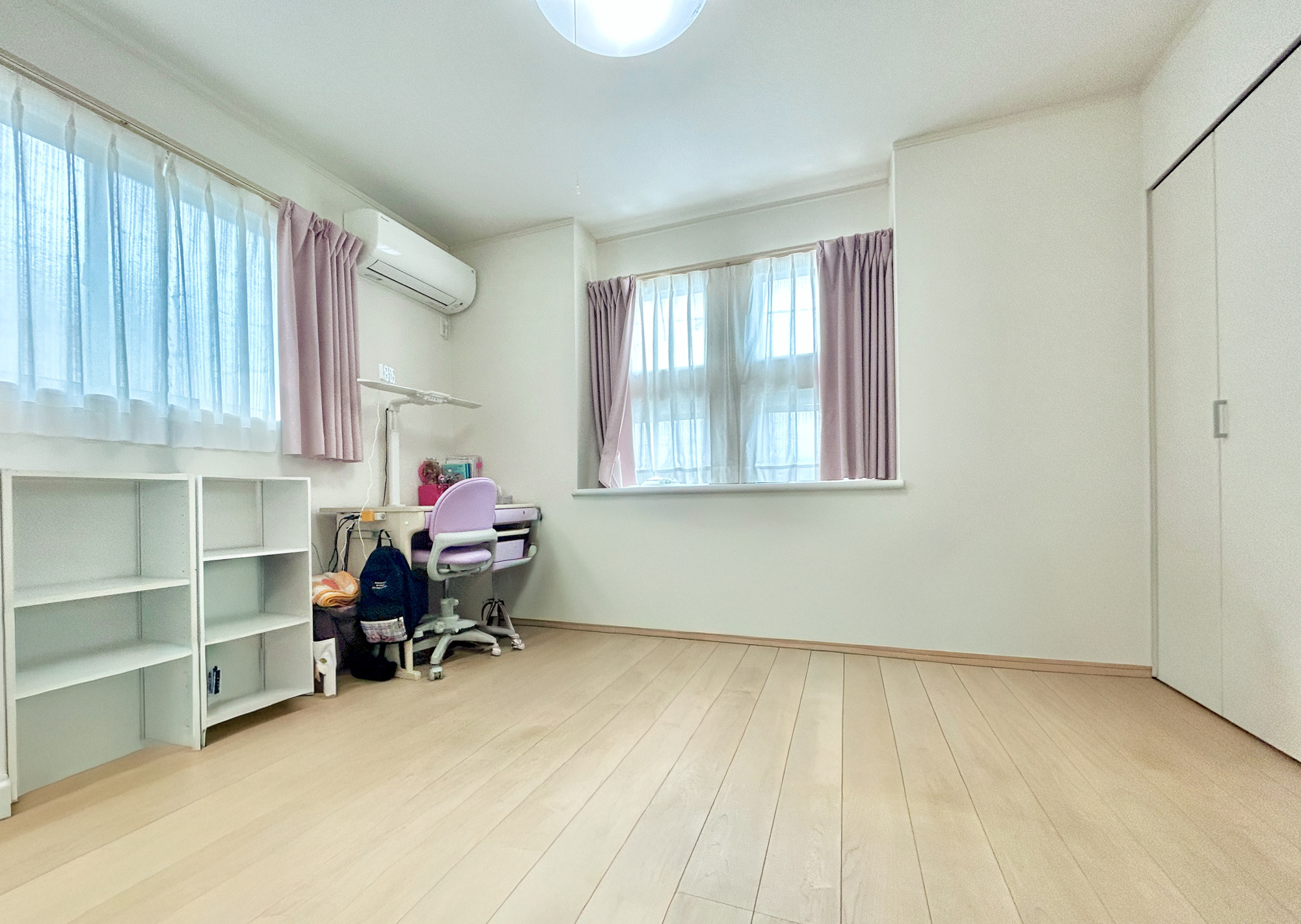 伊勢崎市南千木町　中古戸建の子供部屋|広々とした居住空間は日々の暮らしを彩り、心のやすらぎと満足感を与えてくれます。通風と採光を考慮した設計は子供たちはのびのび育ち、家族でくつろぎと団らんを生み出します。