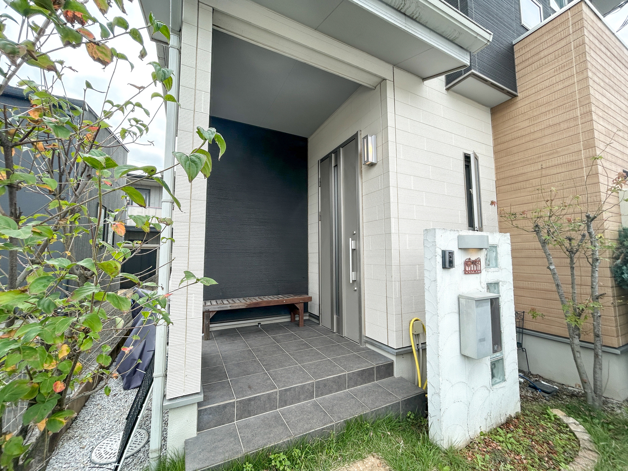 伊勢崎市南千木町　中古戸建の玄関|明るく優しいイメージの玄関アプローチ。居住者の帰り、訪れる方を優しく迎える・安らぎに満ちた生活空間を予感させます♪