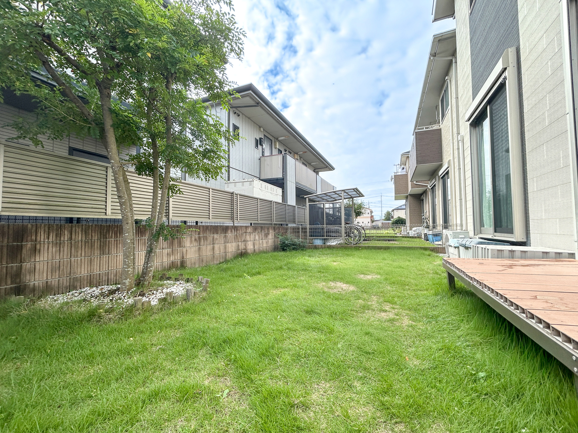 伊勢崎市南千木町　中古戸建の庭|芝と植栽があり、緑のやすらぎを感じられるお庭です♪
