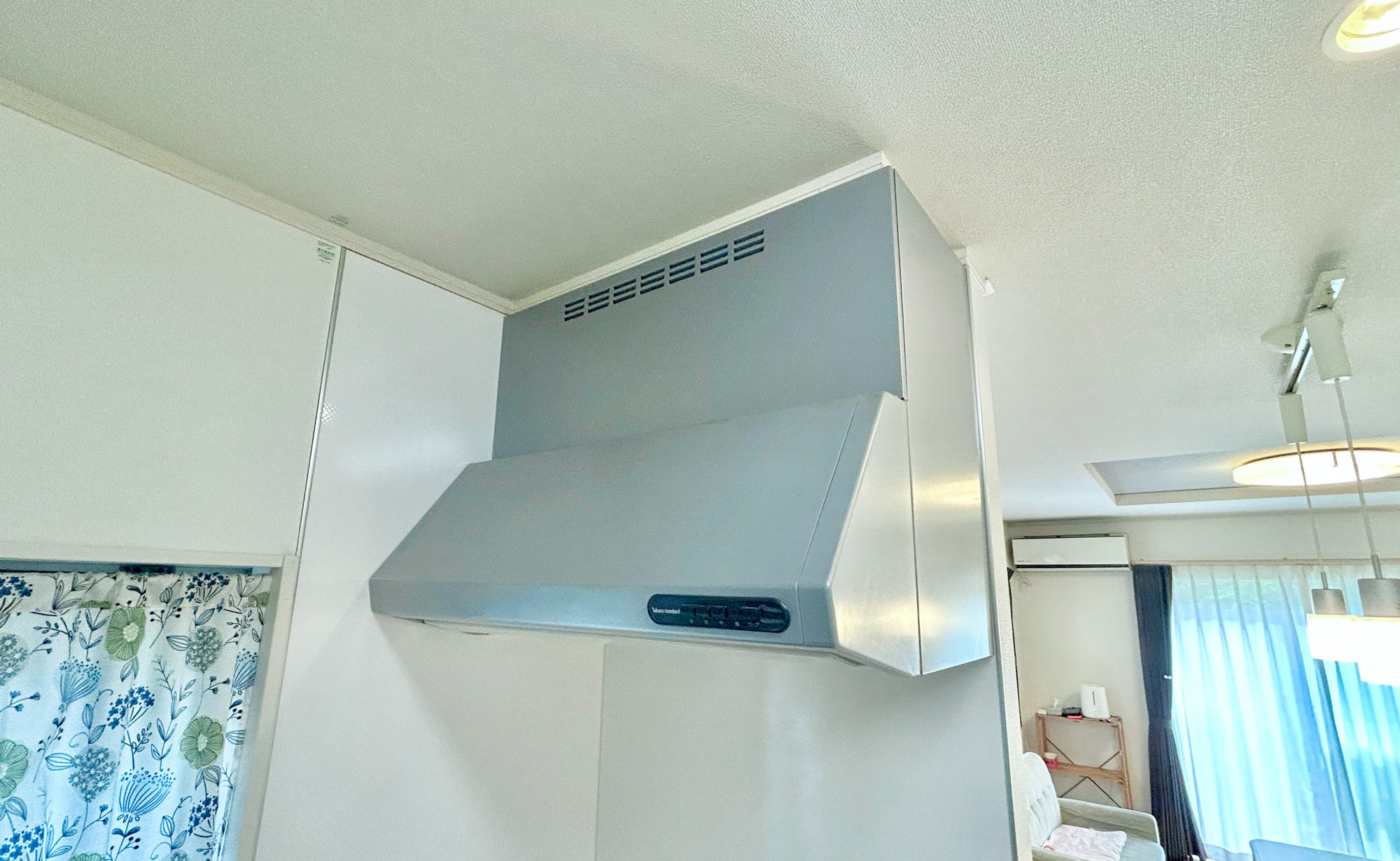 伊勢崎市南千木町　中古戸建の設備|キッチンの見た目もスッキリし、稼働している時も音が静かなレンジフード。						
						
