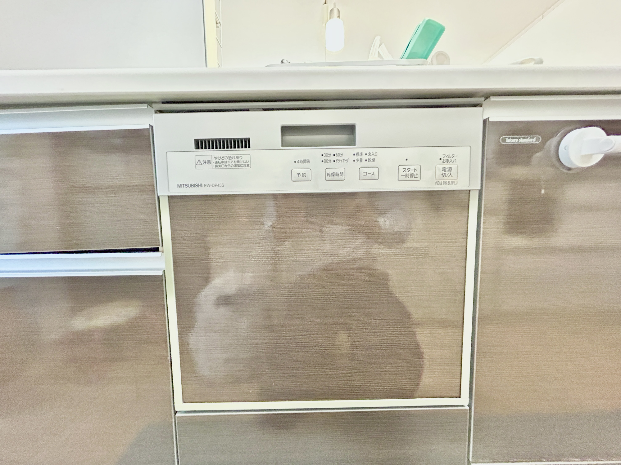 伊勢崎市南千木町　中古戸建の設備|食洗機は手洗いに比べ節水でき、高温洗浄で油汚れもスッキリ。忙しいママの強い味方ですね♪
