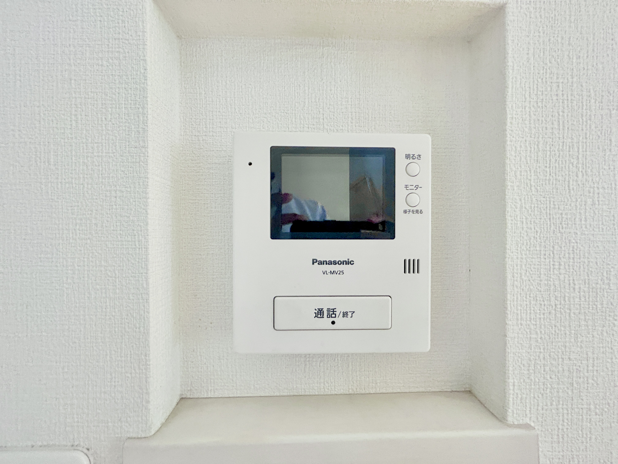 伊勢崎市南千木町　中古戸建の防犯設備|TVモニタ付きのインターフォンには録画機能もあるので外出時誰が来たのか確認できます♪ 防犯機能も高く、今では必需品です！						
						
