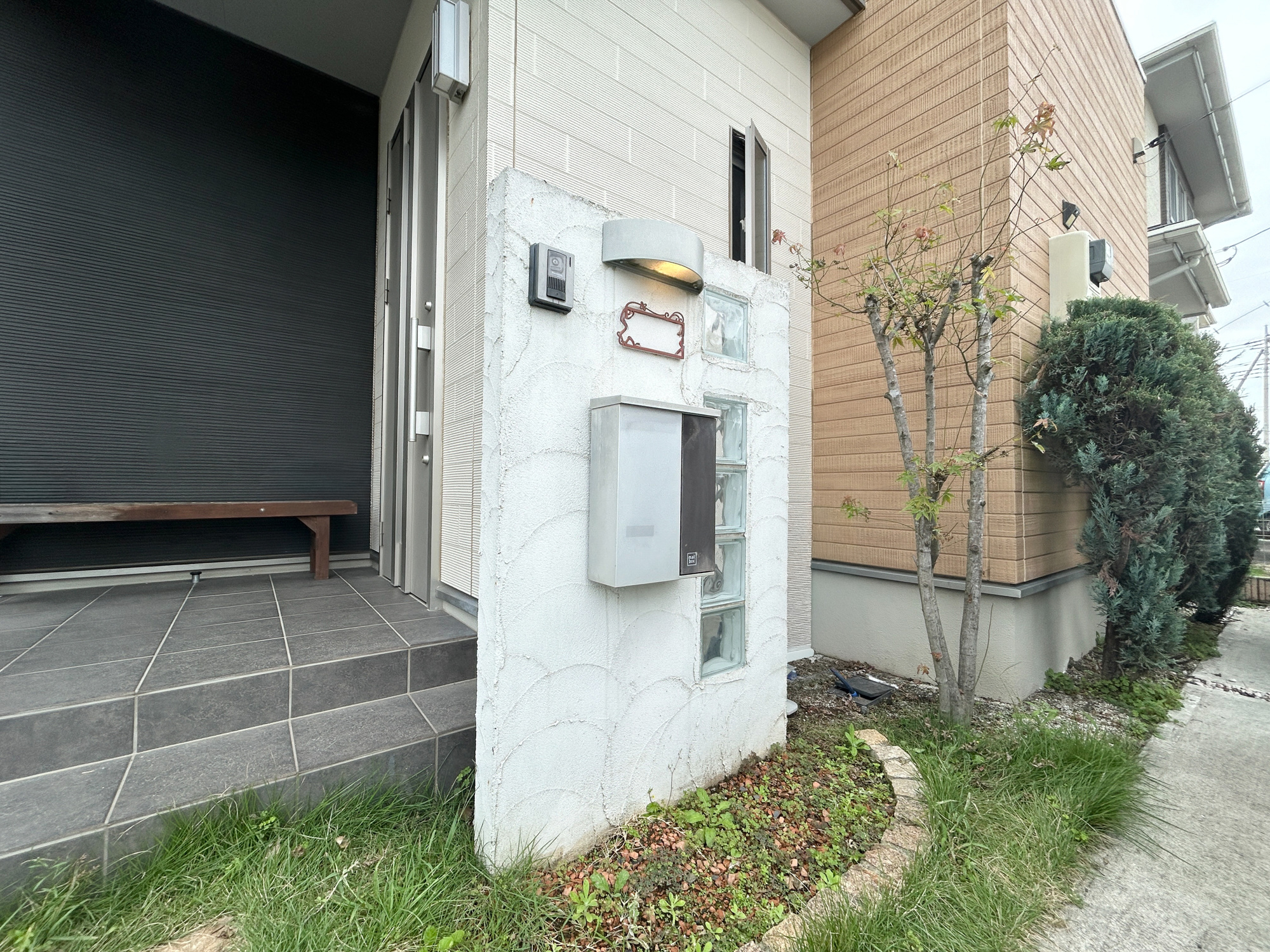 伊勢崎市南千木町　中古戸建のその他共用部分|造作門柱にはポスト、インターフォン、表札付き♪						
						
