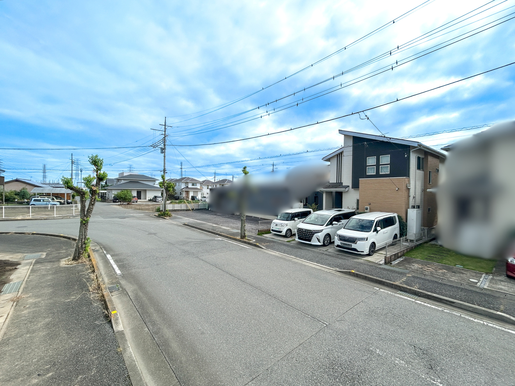 伊勢崎市南千木町　中古戸建の前面道路含む現地写真|閑静な住宅地で子育て家族にピッタリ。毎日のお散歩も快適な緑に恵まれたエリアで、自然に包まれた穏やかな暮らしを実現するための、ゆとりある住環境が整っています。

