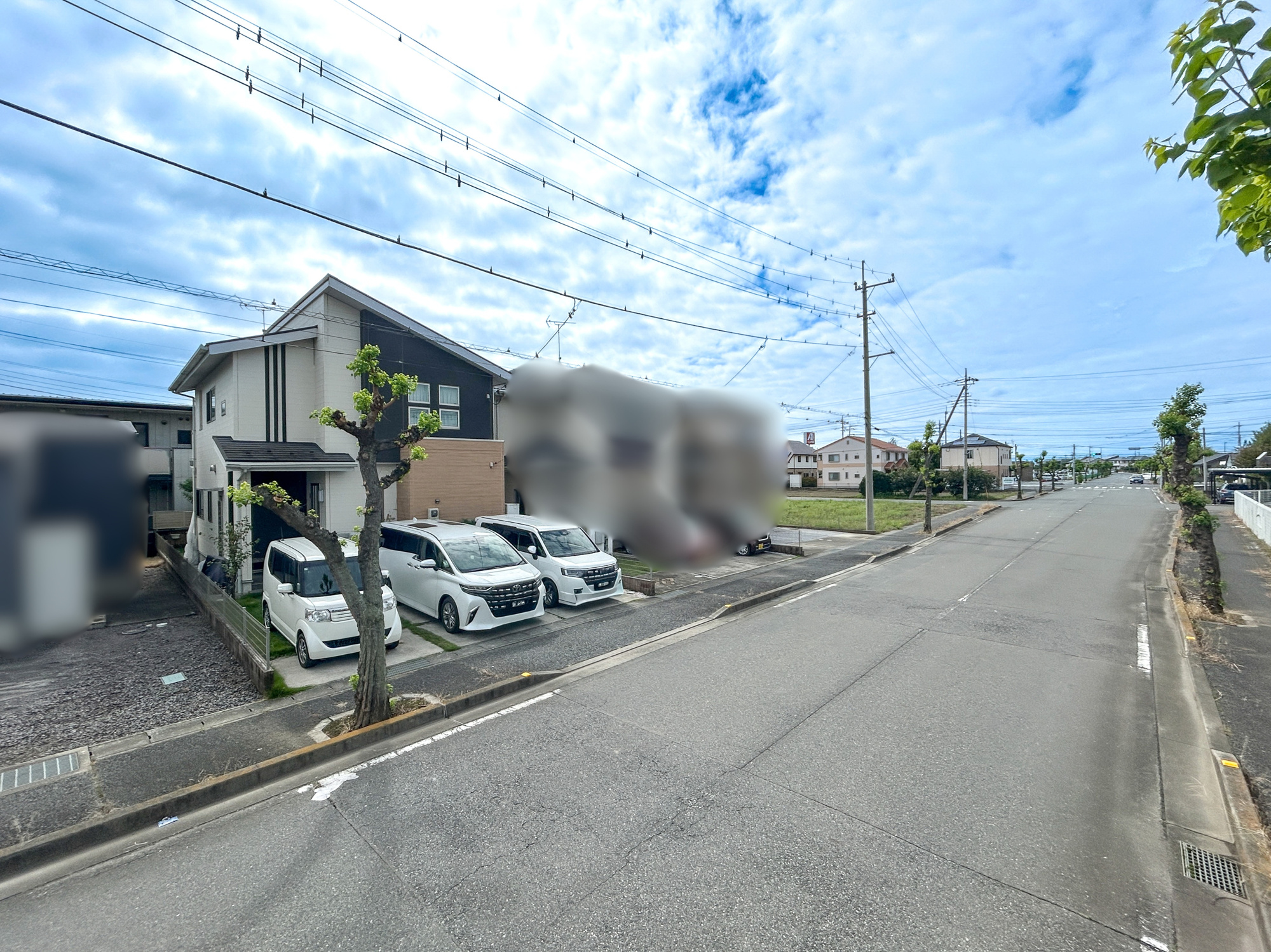 伊勢崎市南千木町　中古戸建の前面道路含む現地写真|低層の一戸建てを中心とした街並みが整然と続き、周辺は高い建物が建っていないので、採光や開放性に恵まれ、空が広く緑の多い閑静な趣を感じる環境です。

