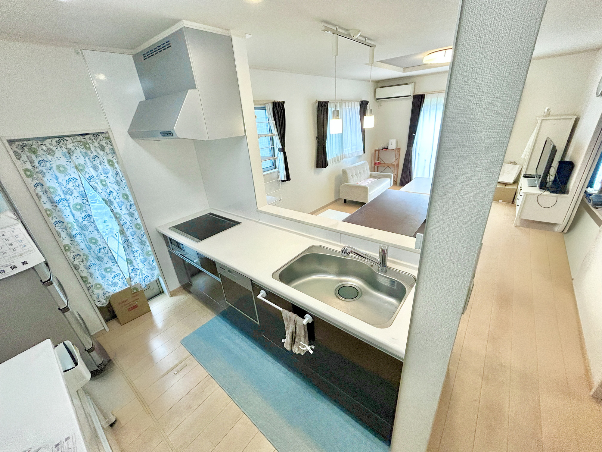 伊勢崎市南千木町　中古戸建のキッチン|ダイニングからワークスペースを見渡せる、見せるキッチン。ダイニングとの空間のつながりが、スペースのゆとりを生み出します♪