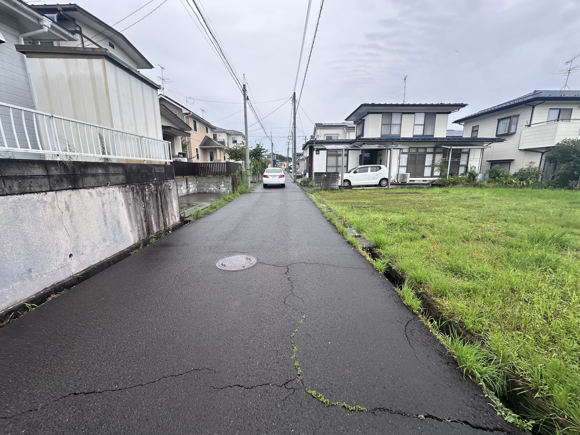 富谷市鷹乃杜４丁目土地の前面道路含む現地写真|近隣にはイオンモールがあり、休日のショッピングも楽しめます。
